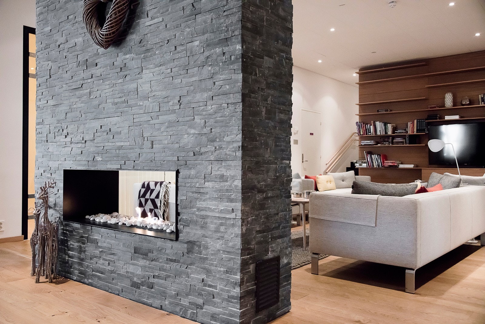 Pluss-senteret - Stue med gasspeis og bibliotek. Galleribilde