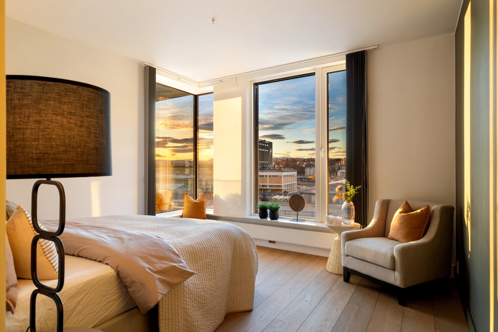 Det andre soverommet har bad "en-suite" og nydelig utsikt over byen fra et vinkelvindu. Galleribilde