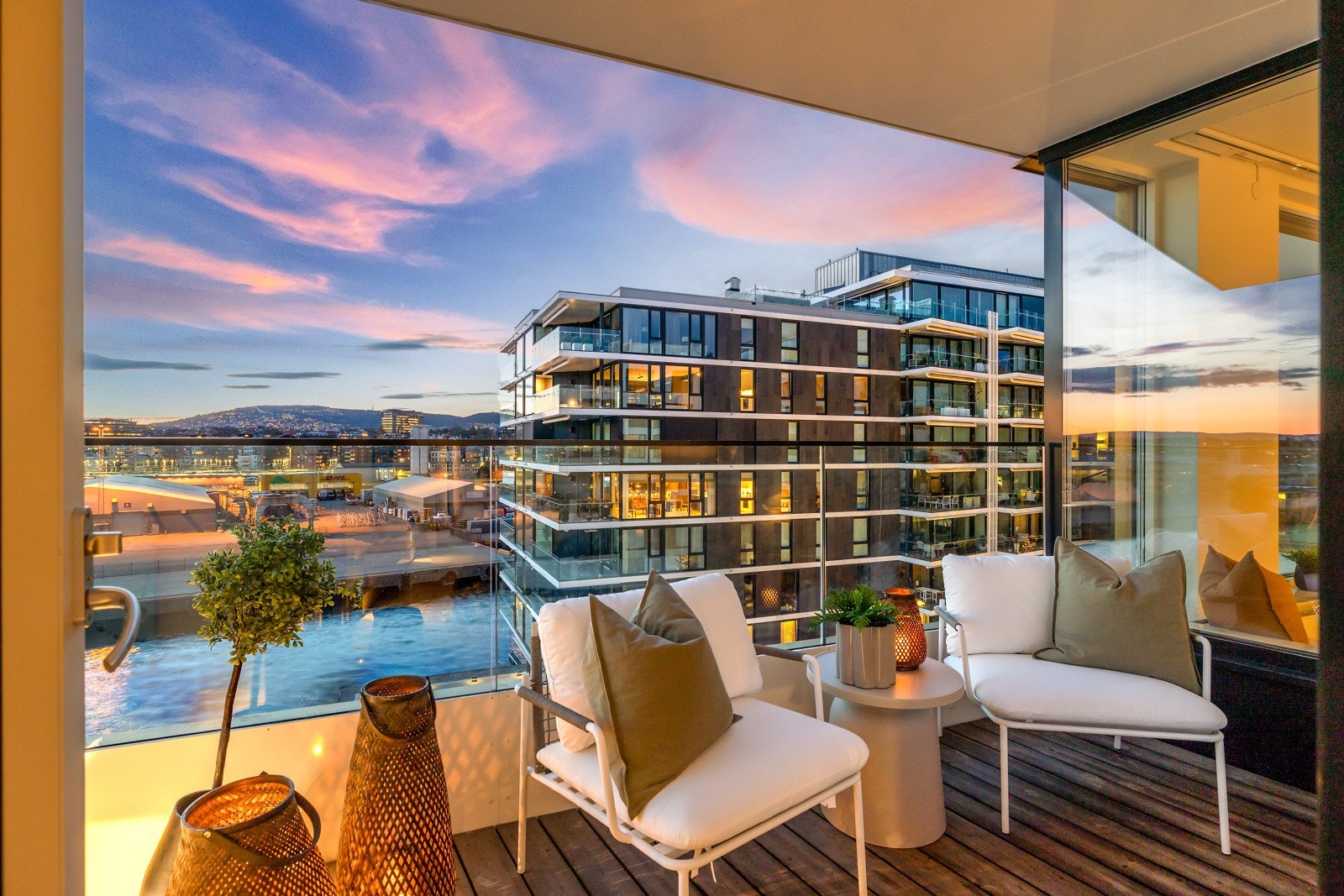 Fra hovedsoverommet er det utgang til vestvendt balkong med nydelig kveldssol, og utsikt mot sjøen og byen. Galleribilde