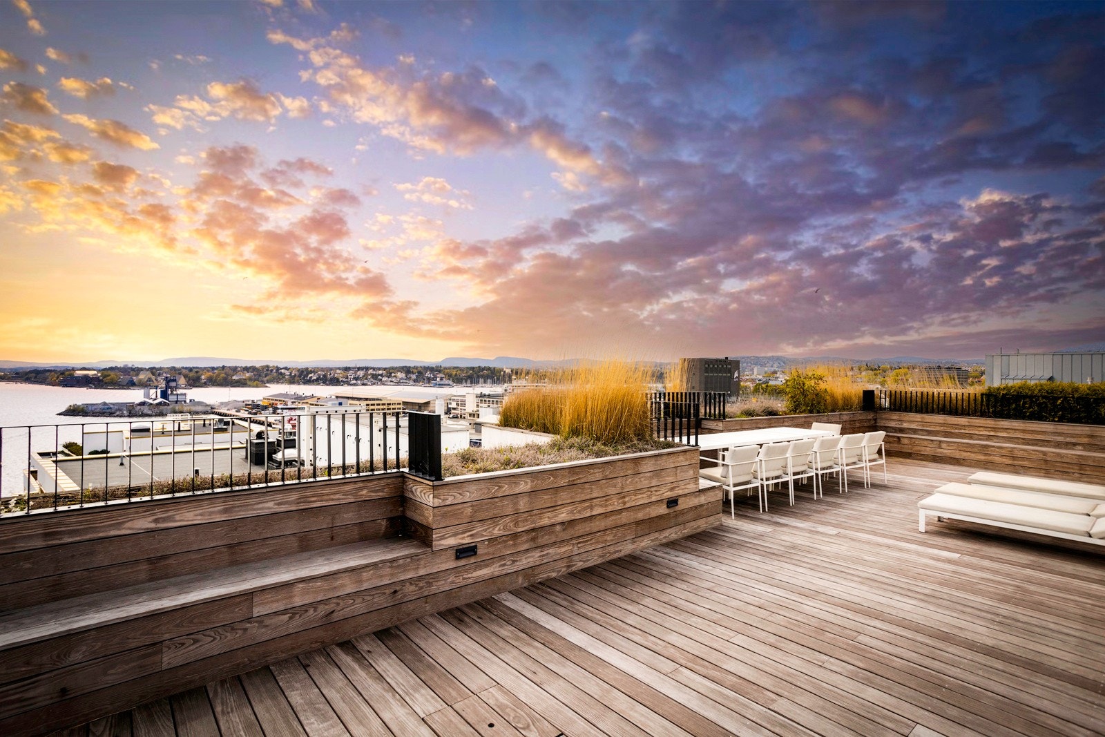 På toppen av nabobygget venter sameiets felles takterrasse med usjenerte soner, beplantning og møblering. Galleribilde
