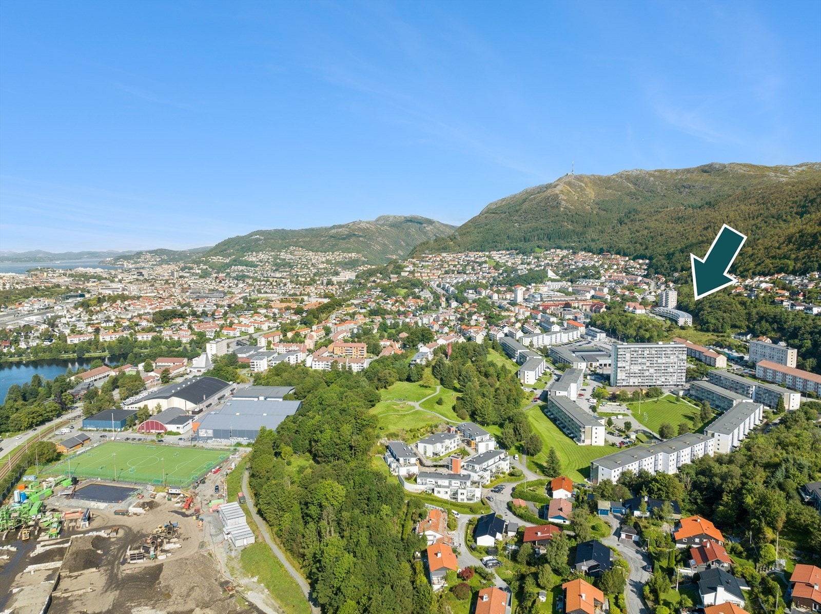 Leiligheten har meget god beliggenhet på en av de beste tomtene på Landås Galleribilde