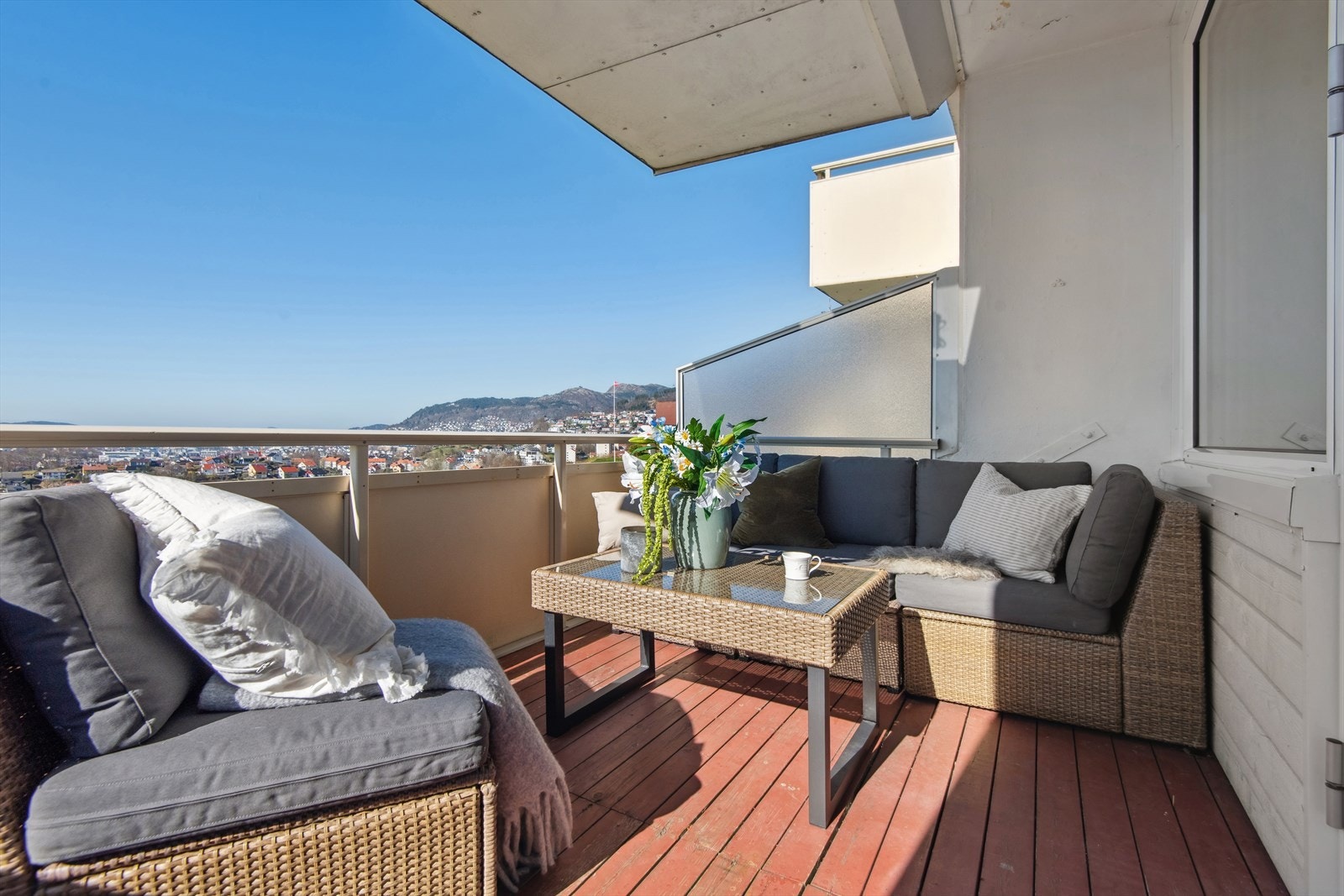 Fra stue er det utgang til balkong på 9 kvm Galleribilde