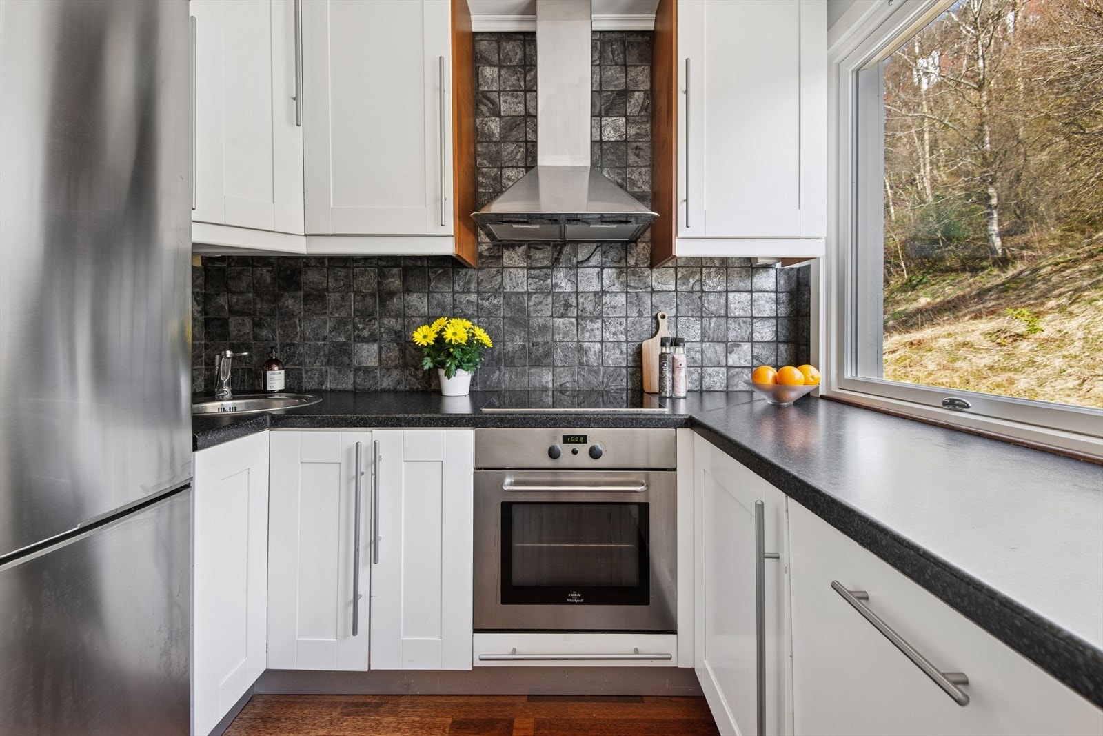 Godt med skap og benkplass i stue Galleribilde