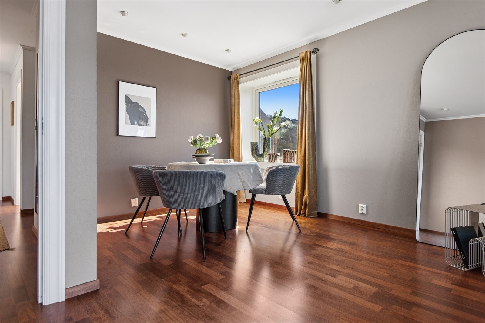 Gode plass til flere sittegrupper i stue Galleribilde