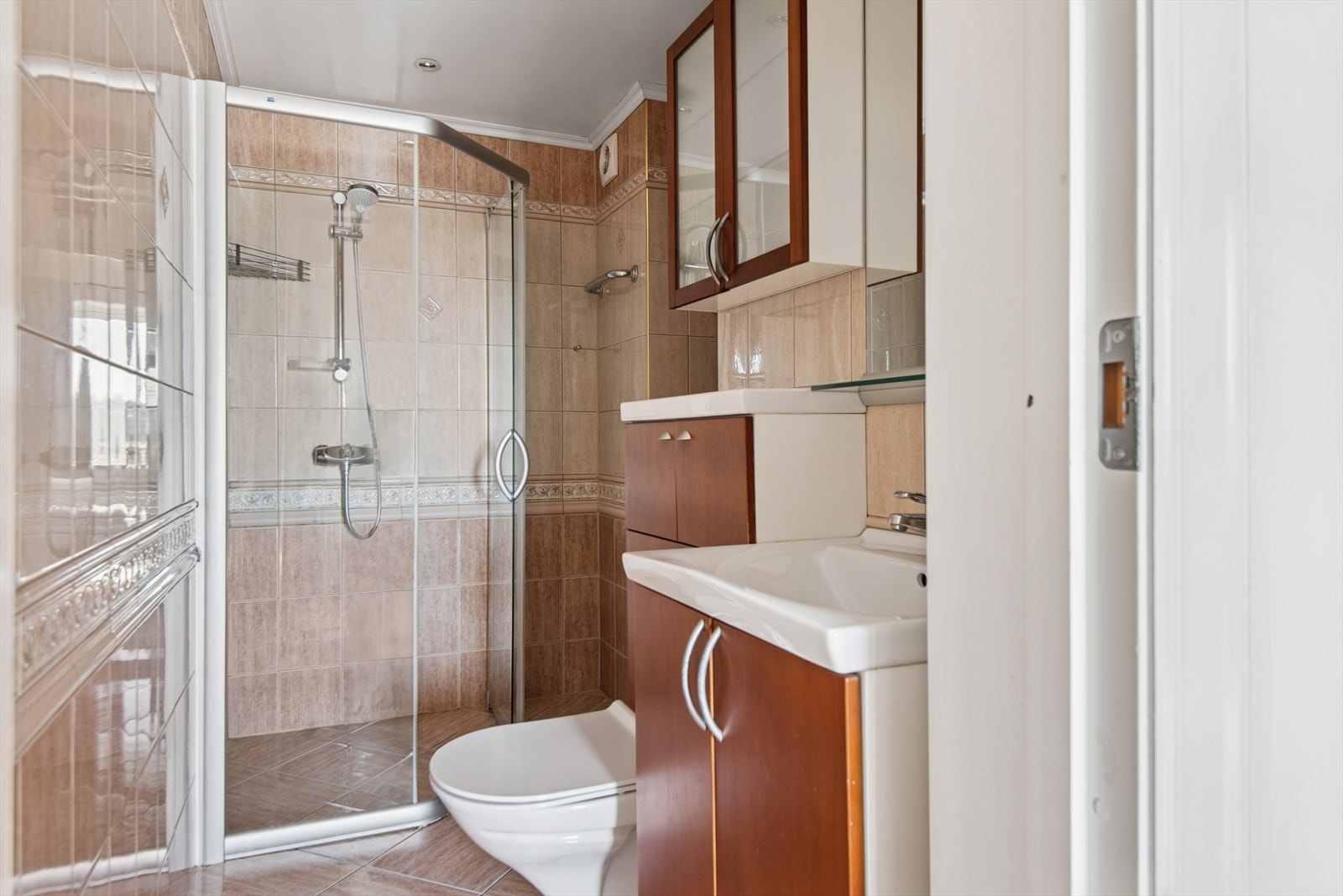 Helfliset bad med varmekabler i gulv Galleribilde