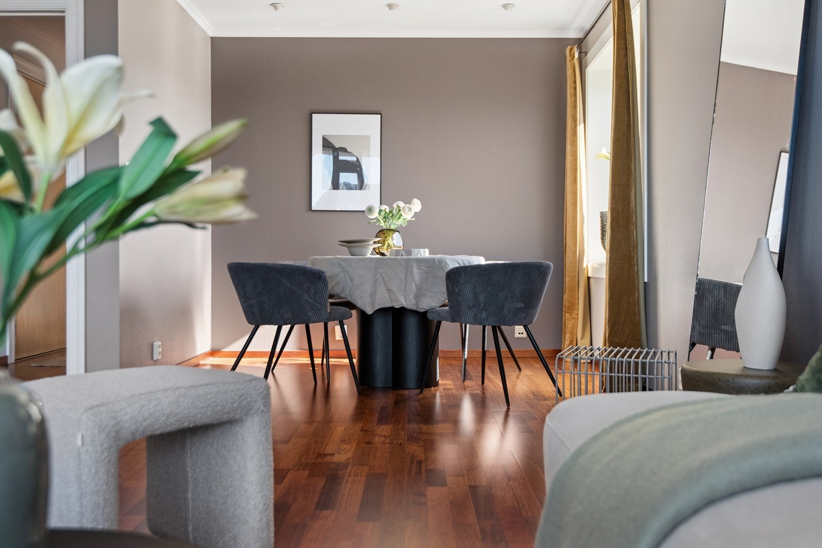 God plass til spisebord i stue Galleribilde