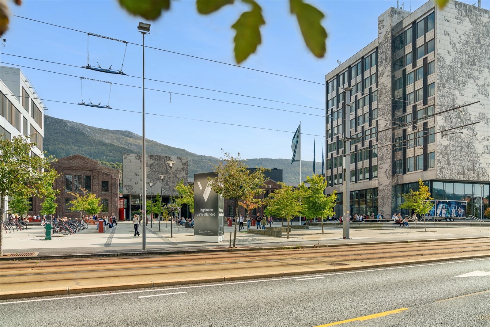 Det er heller ikke langt til Høyskolen på Vestlandet. I tillegg er resten av studietilbudene i Bergen lett tilgjengelig med det gode kollektivtilbudet. Galleribilde