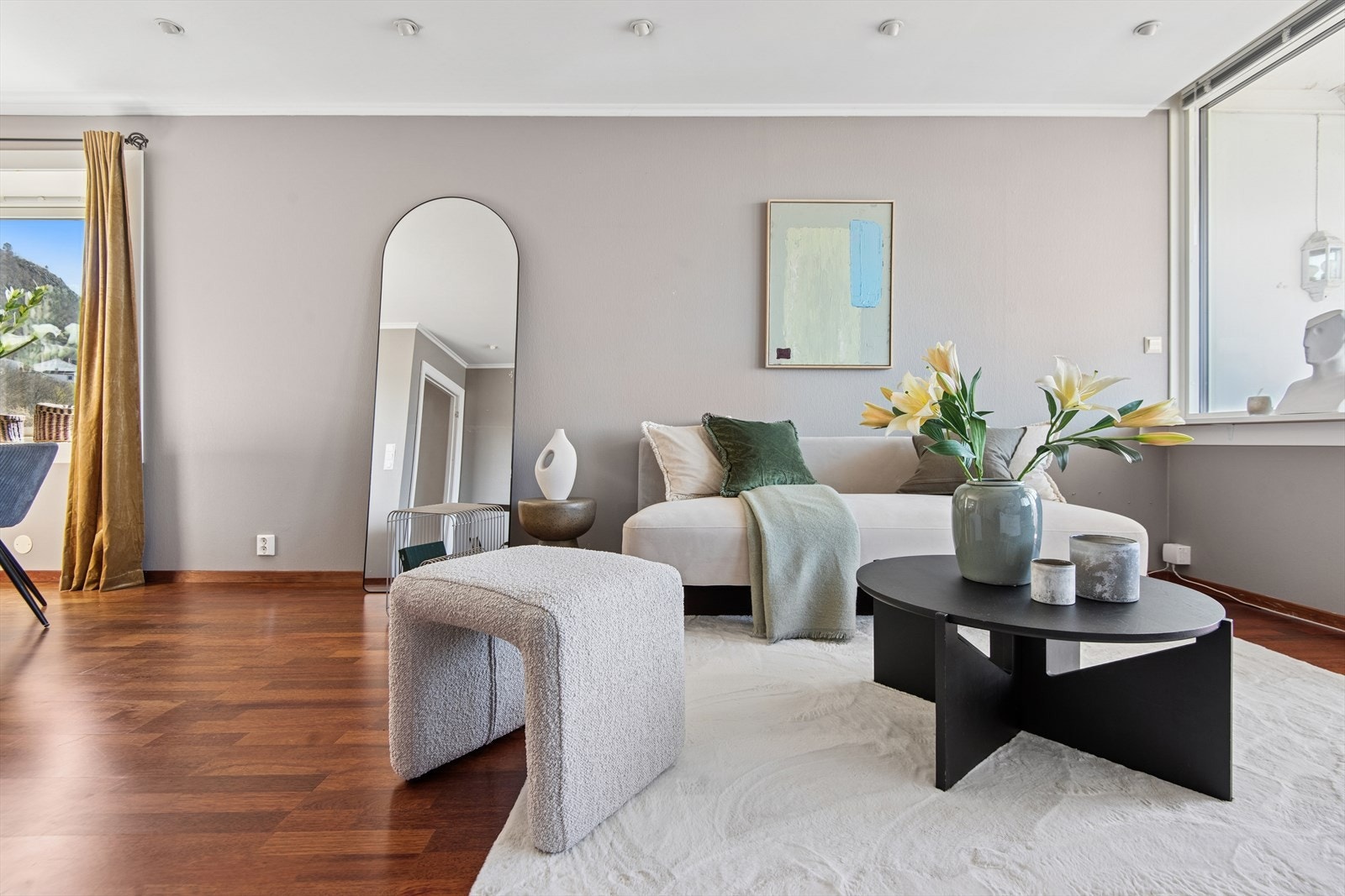 Stuen er enkel å møblere Galleribilde