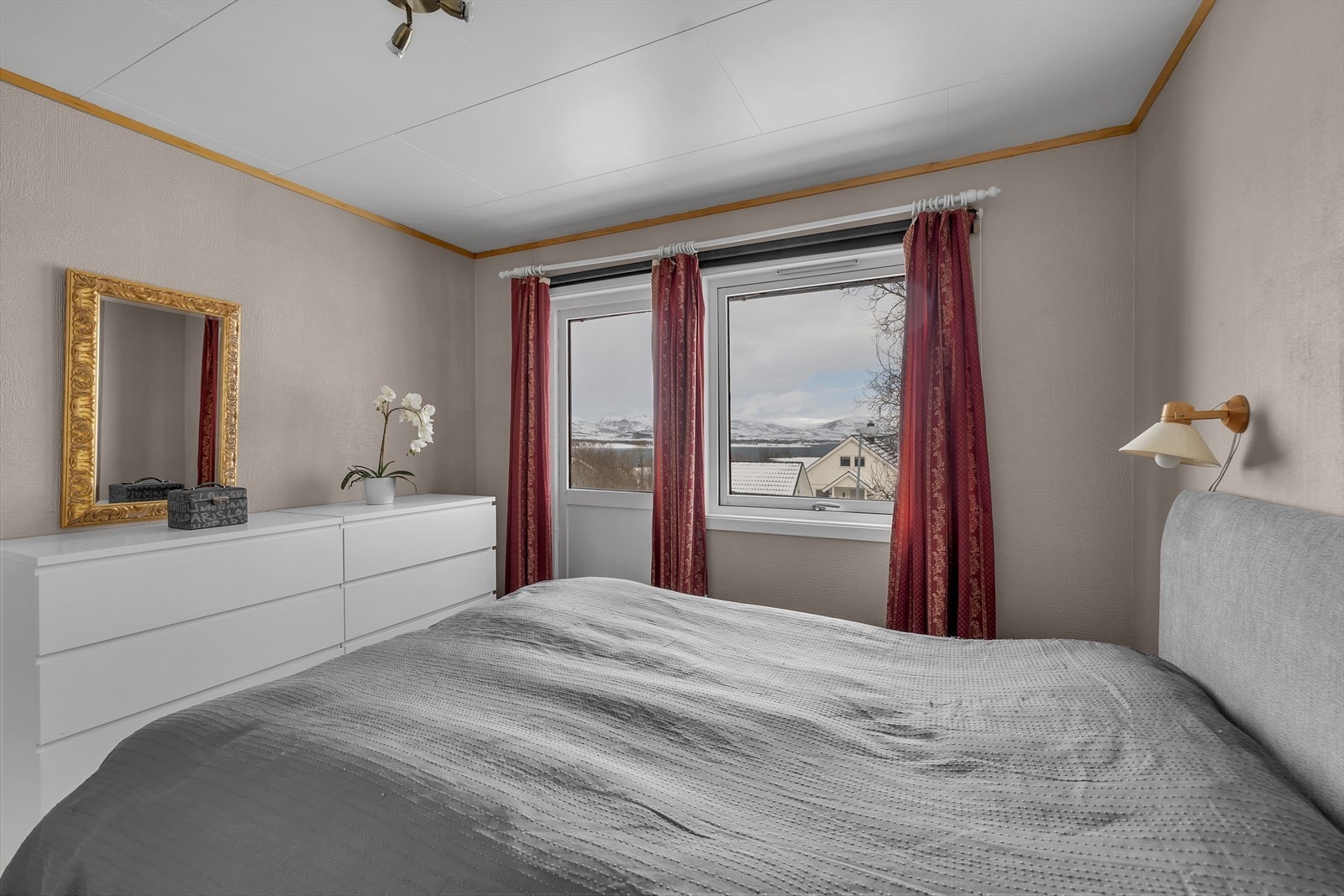 Hovedsoverom med utgang til lufteveranda. Galleribilde