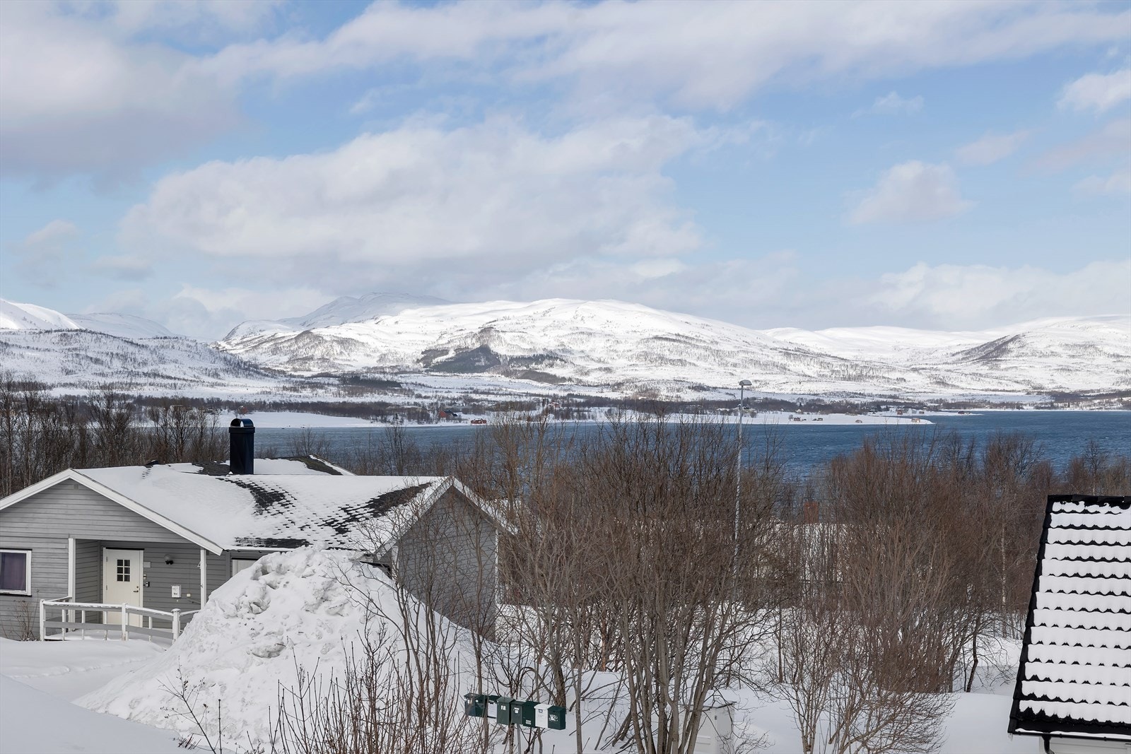 Flott utsikt mot Sandnessundet og Kvaløya. Galleribilde