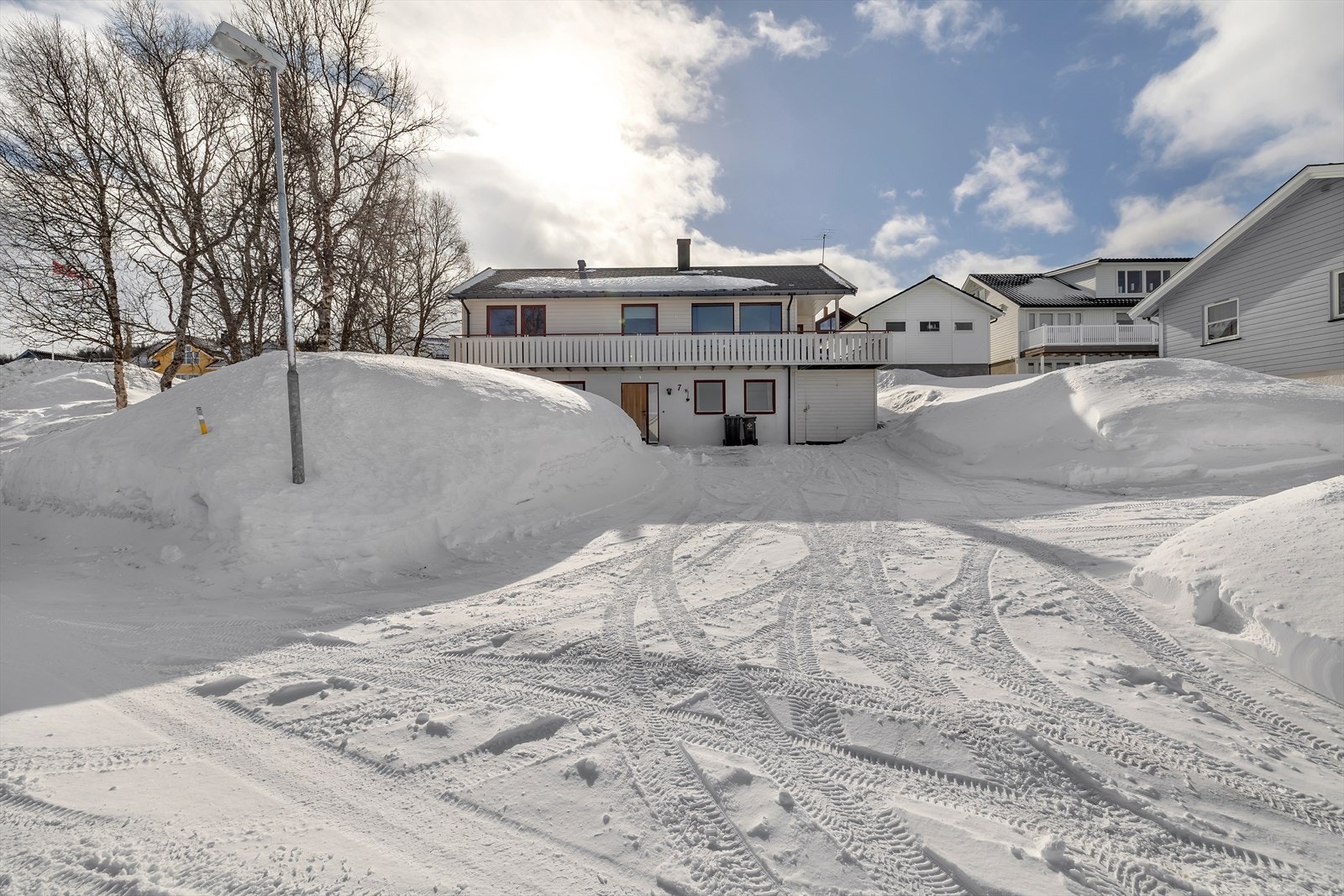 Innkjørsel med god plass til parkering. Galleribilde