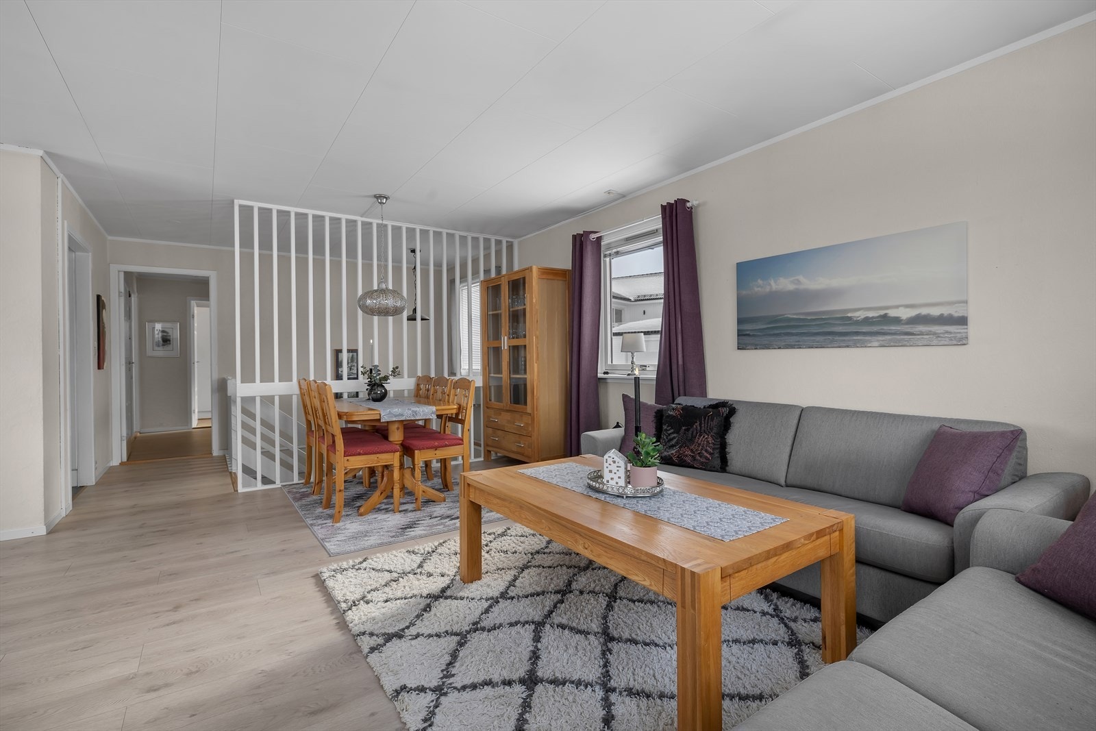 Stue med plass til sofagruppe og spisestue. Galleribilde