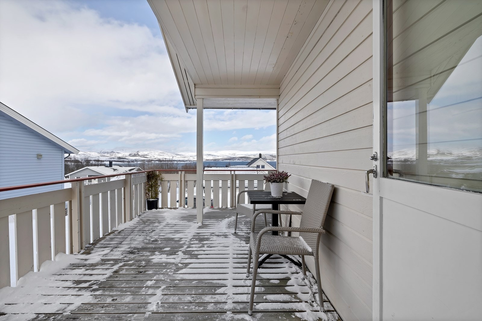 Veranda med takoverbygg. Galleribilde