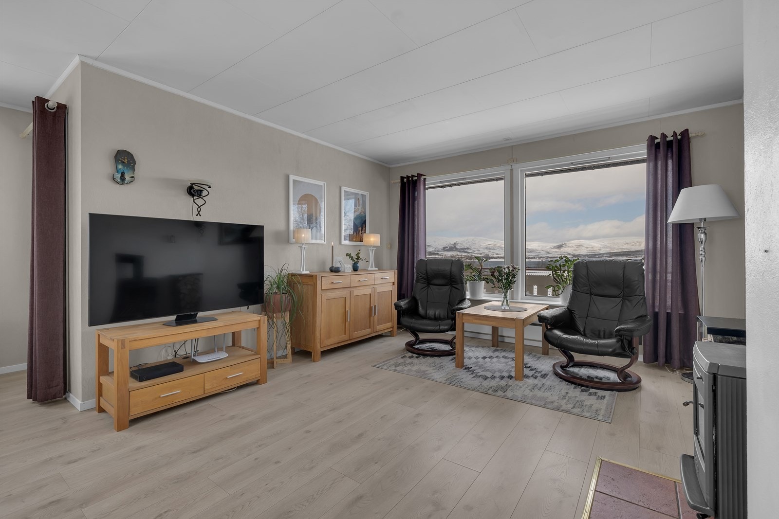 Store utsiktsvinduer med utsikt til Kvaløya og Sandnessundet. Galleribilde