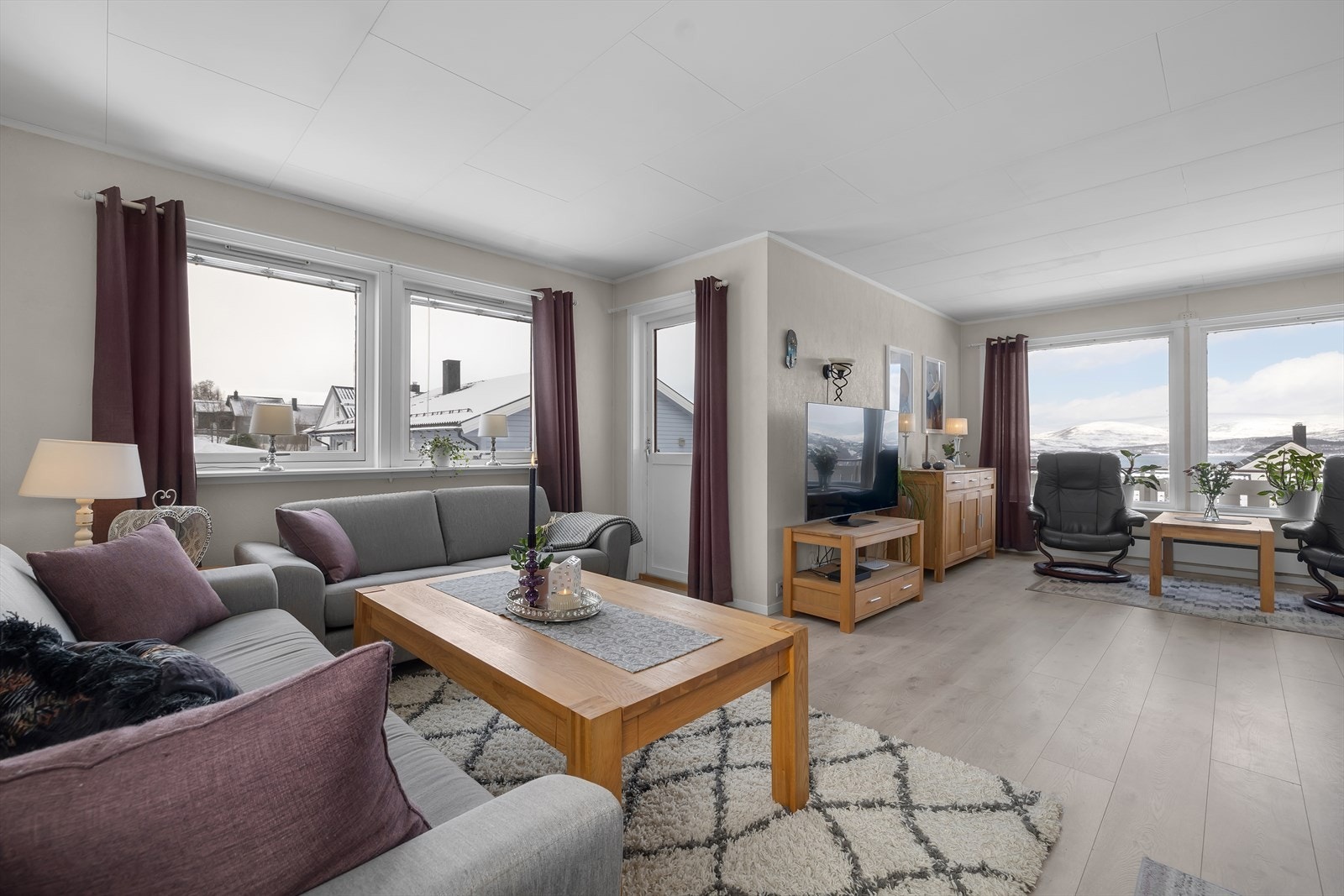 Utgang til overbygget veranda mot vest. Galleribilde