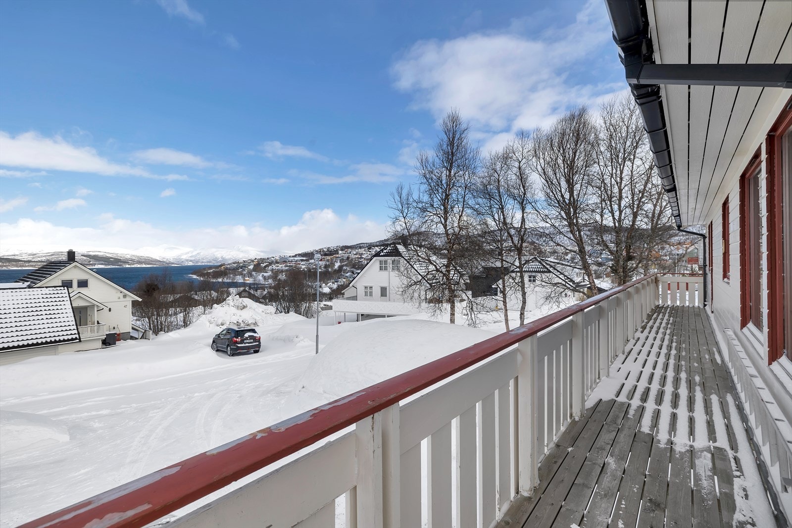 Lufteveranda på fremsiden av huset. Galleribilde