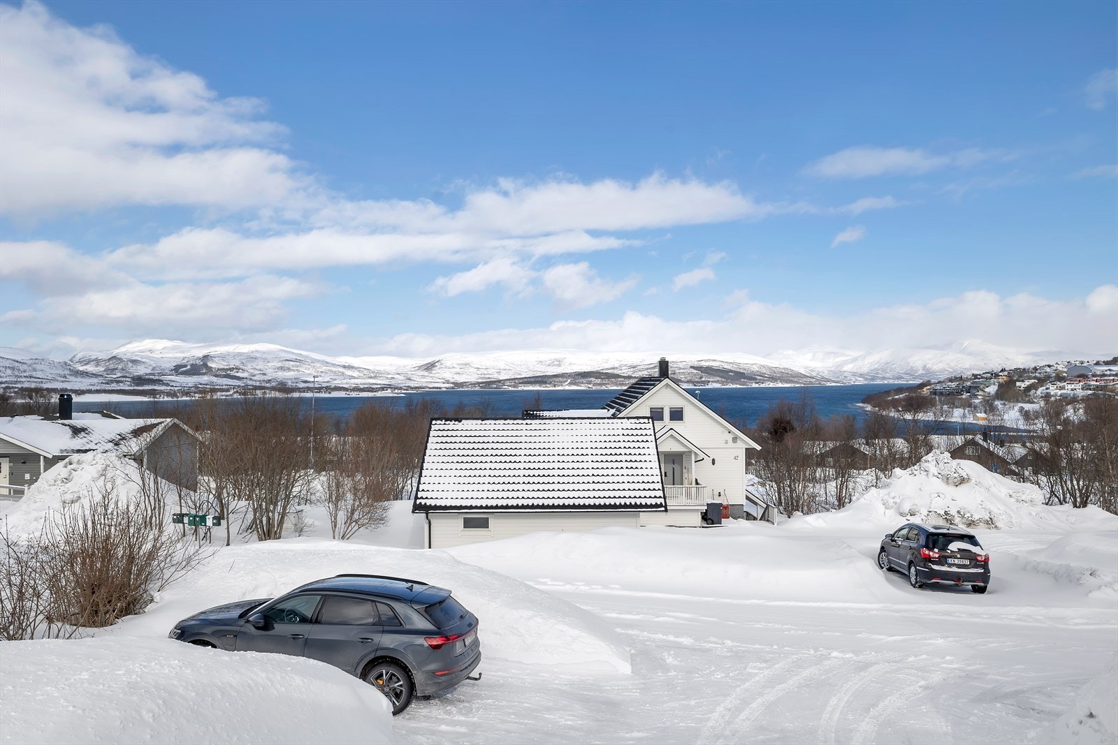 Utsikten mot Sandnessundet og Kvaløya. Galleribilde