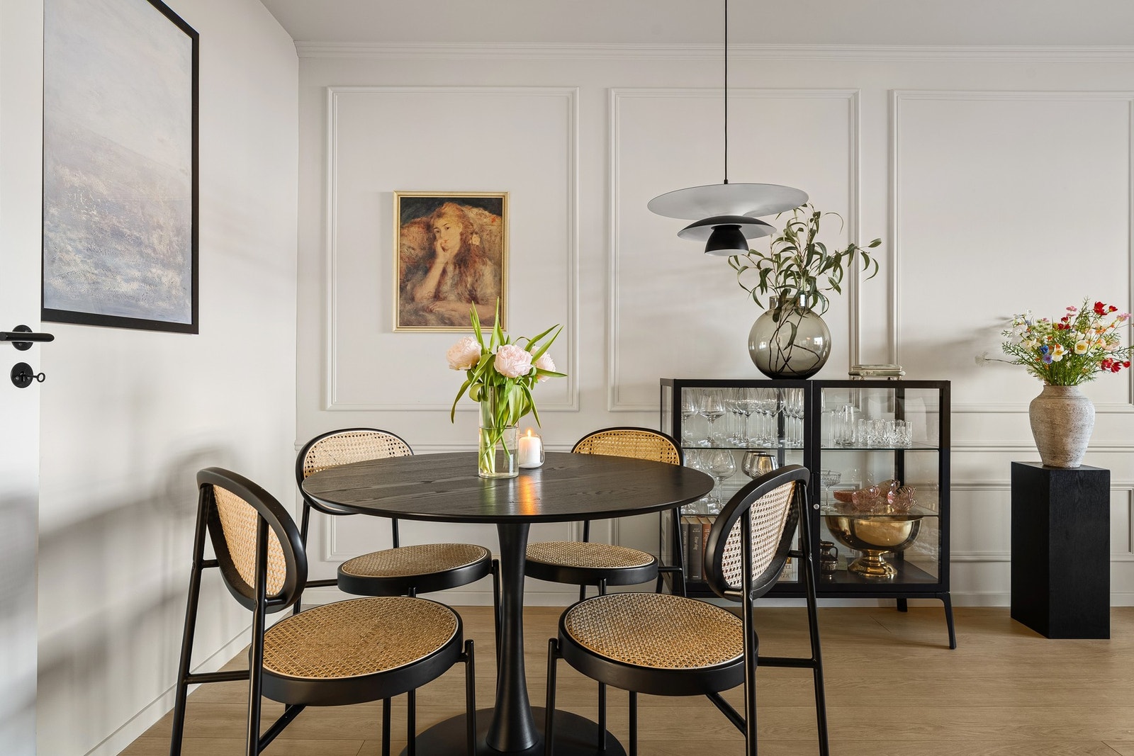Leiligheten oppleves delikat med tidsriktige farger- og materialvalg. Galleribilde