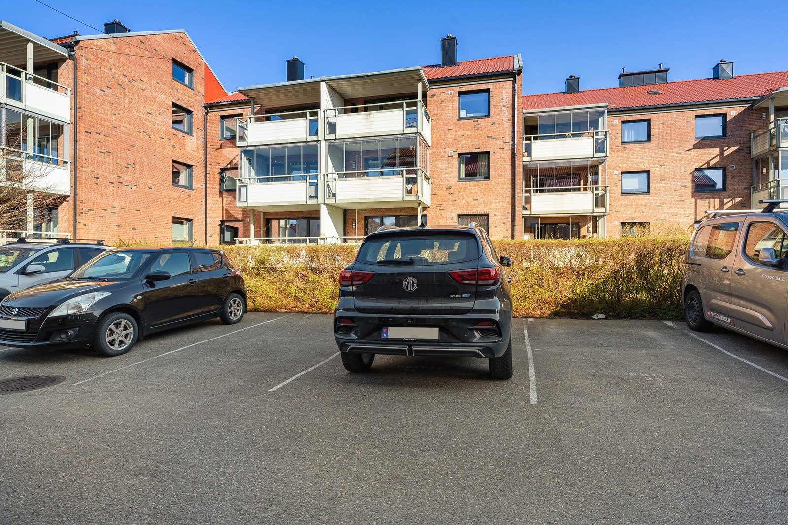 Eier disponerer plass nr. 24 som ligger praktisk til rett utenfor inngangspartiet. Galleribilde
