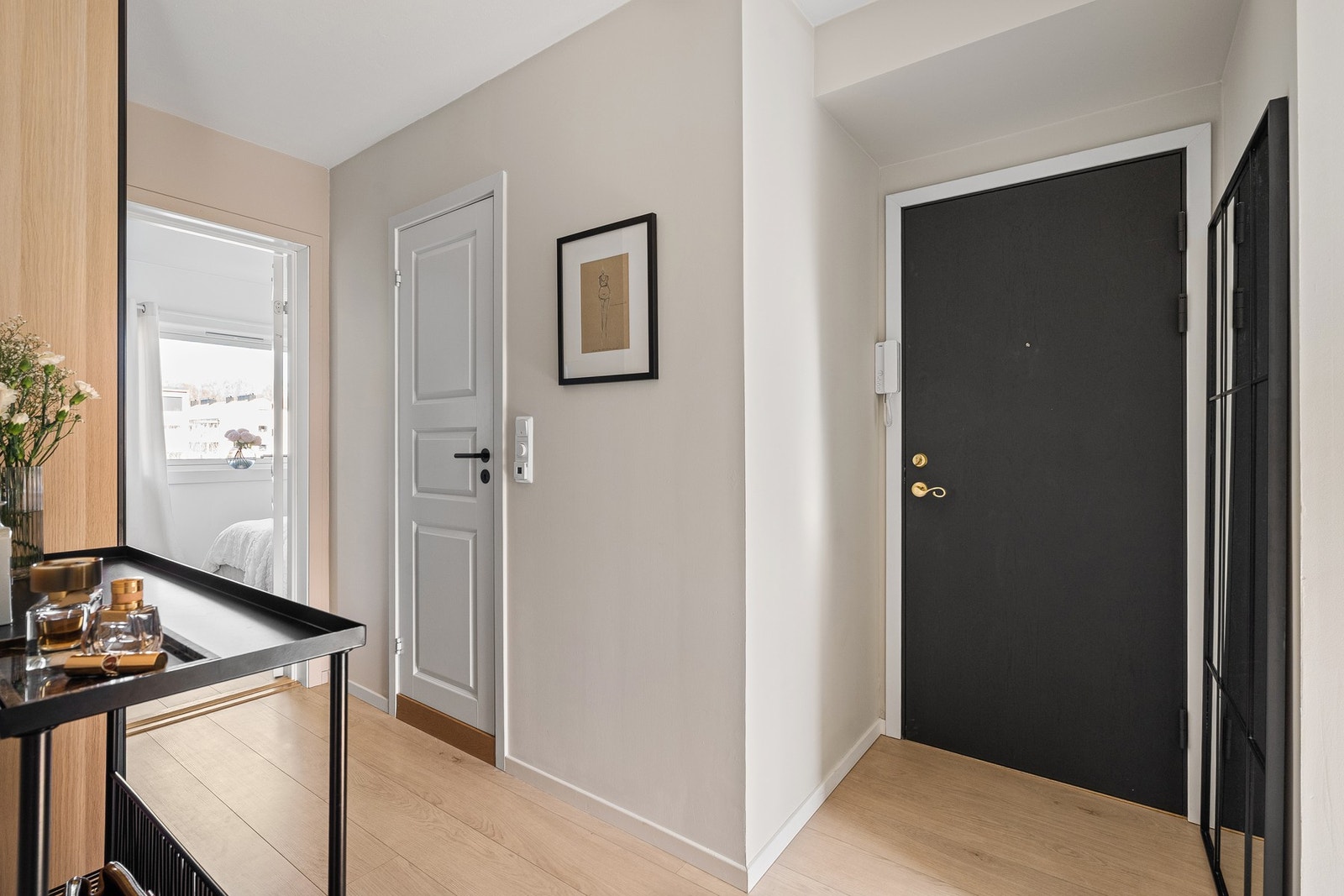 Veggene er som ellers i leiligheten malt i en lys og behagelige veggfarge. Her er det god plass til å henge fra seg yttertøy og sko i garderobeskap. Galleribilde