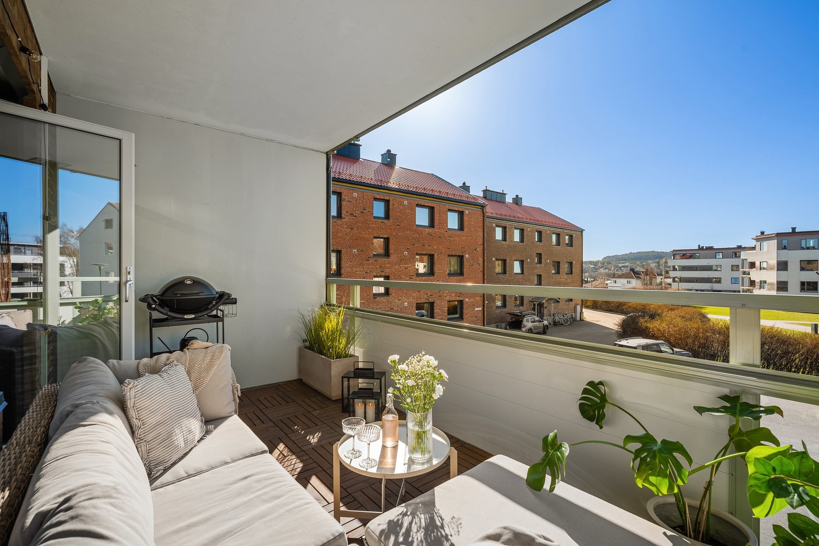 Her er det god plass til hagemøbler og grill. Her kan ettermiddag og kveldssolen nytes i et stille og hyggelig boområde! Galleribilde