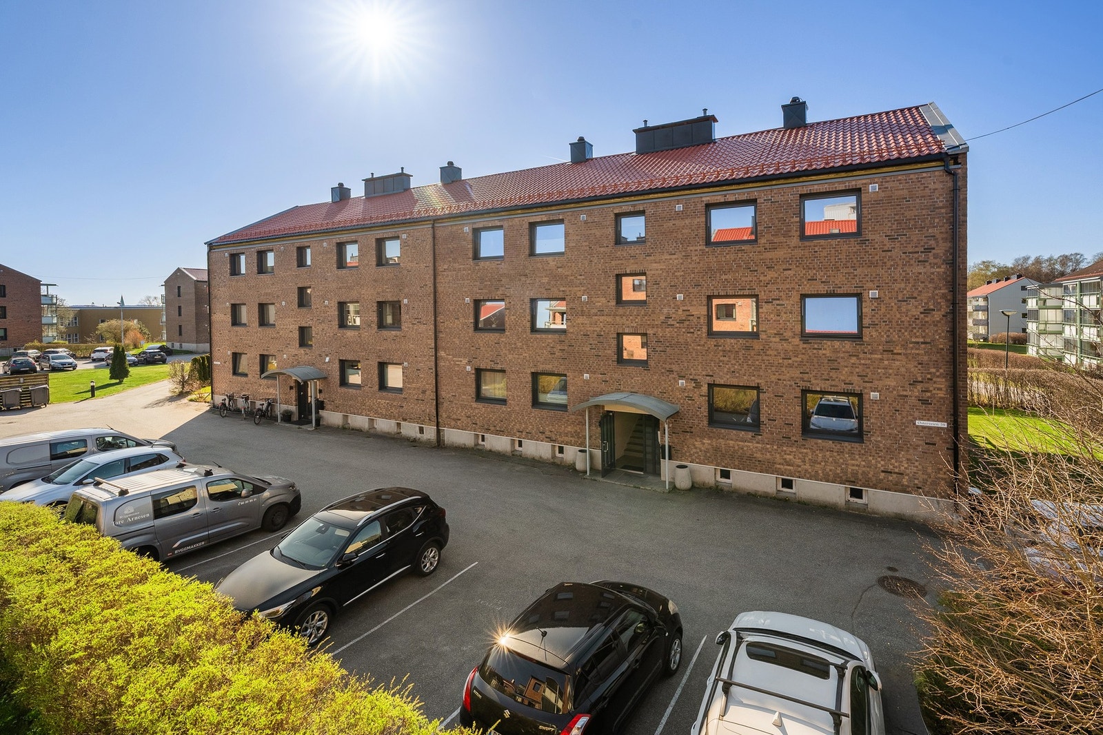 Det medfølger en fast p.plass til hver leilighet. Ellers er det noen gjesteparkeringsplasser på borettslagets tomt. Det er også tilrettelagt for lading av el-bil for beboerne i borettslaget. Galleribilde