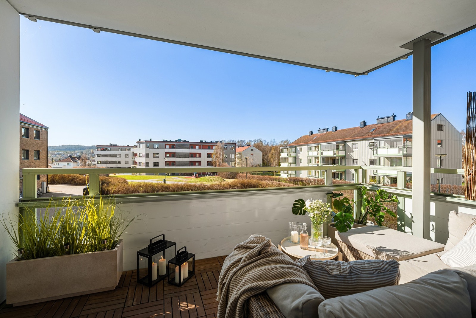 Leiligheten ligger fint til i 2.etasje med flott utsikt over borettslagets grøntområde. Galleribilde