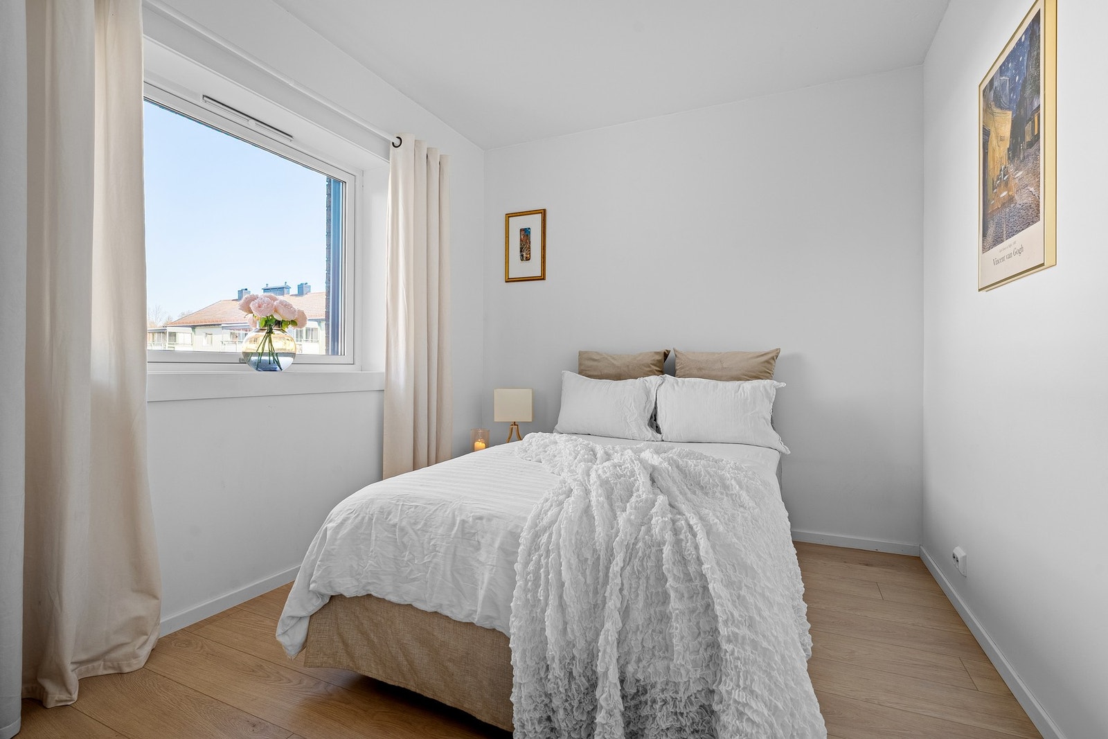Leilighetens andre soverom er også av god størrelse, har adkomst fra gangen og vender inn mot borettslagets grøntområde. Plass til dobbeltseng og garderobeskap. Galleribilde