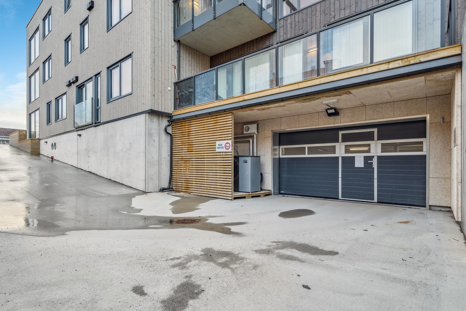 Nedkjøring til parkeringskjeller. Galleribilde