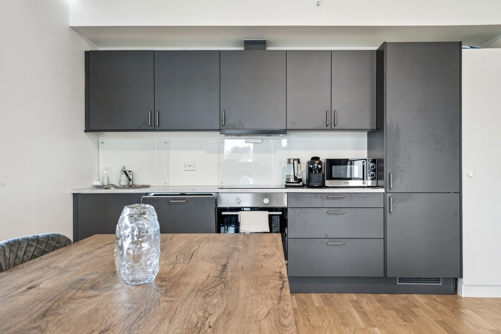 Kjøkken fra Norema med integrerte hvitevarer fra Electrolux. Galleribilde