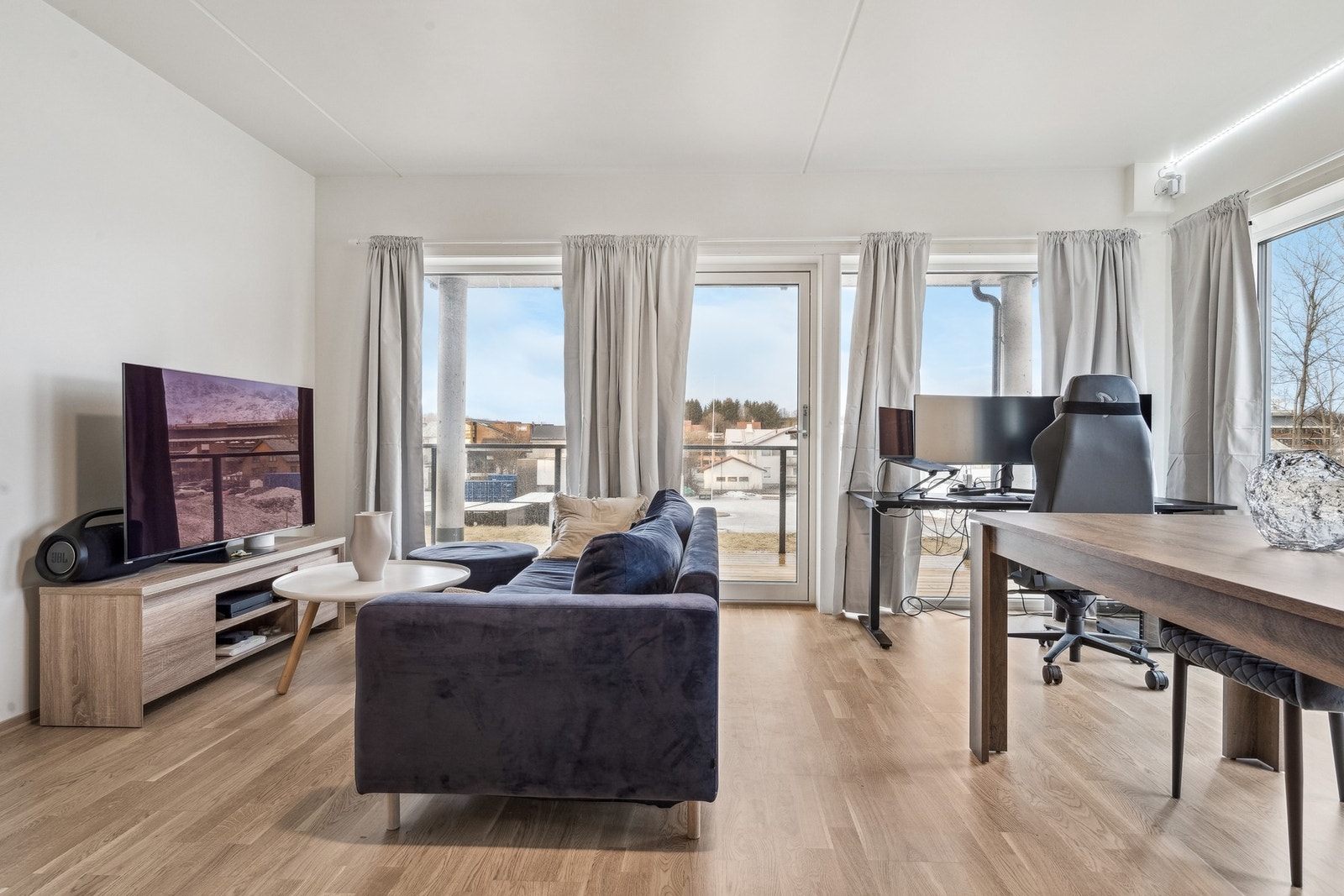 Store vindusflater gir mye naturlig lys i rommet. Galleribilde