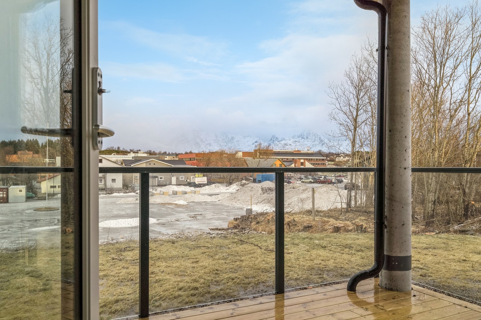 Vi går ut på terrassen som byr på flott utsikt mot de majestetiske Lofot-fjellene og gir deg svært gode solforhold. Galleribilde