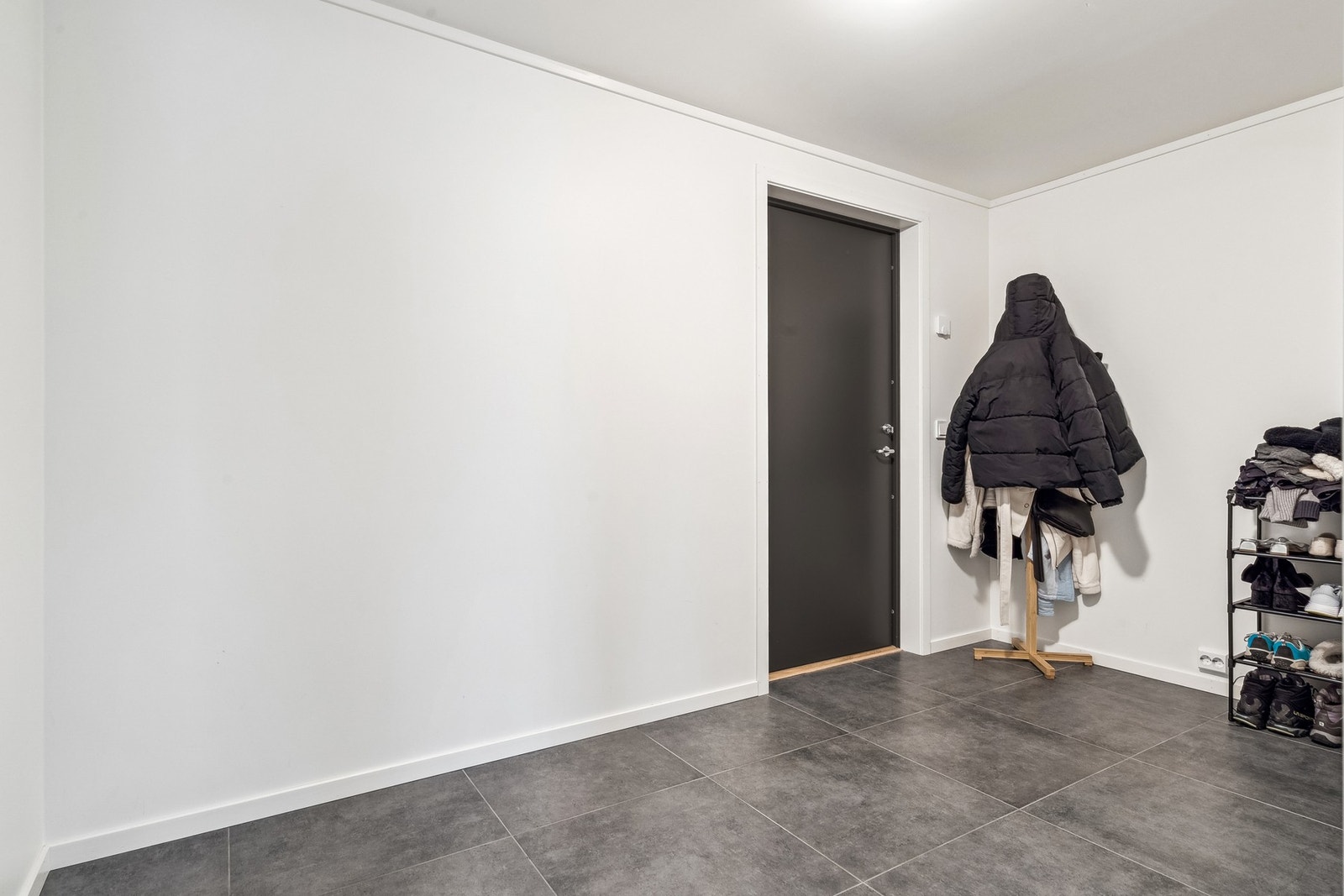 Lys og romslig entré. Galleribilde