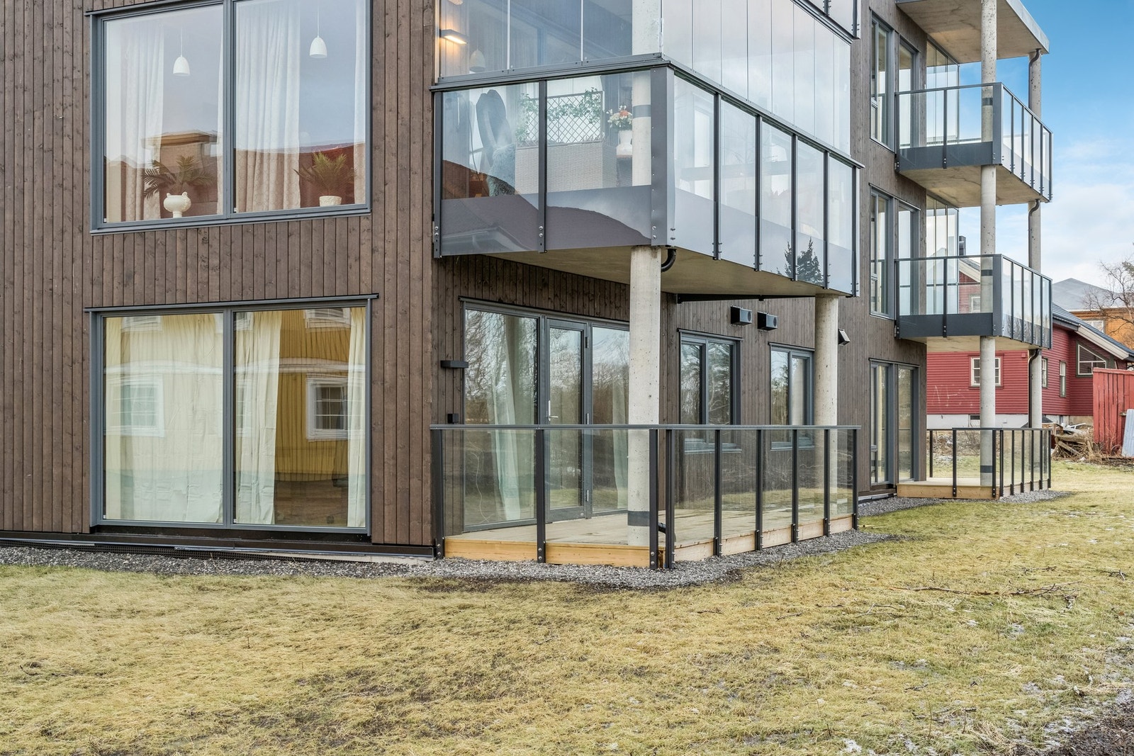 Kveldssola skinner inn her på sommerhalvåret. Galleribilde