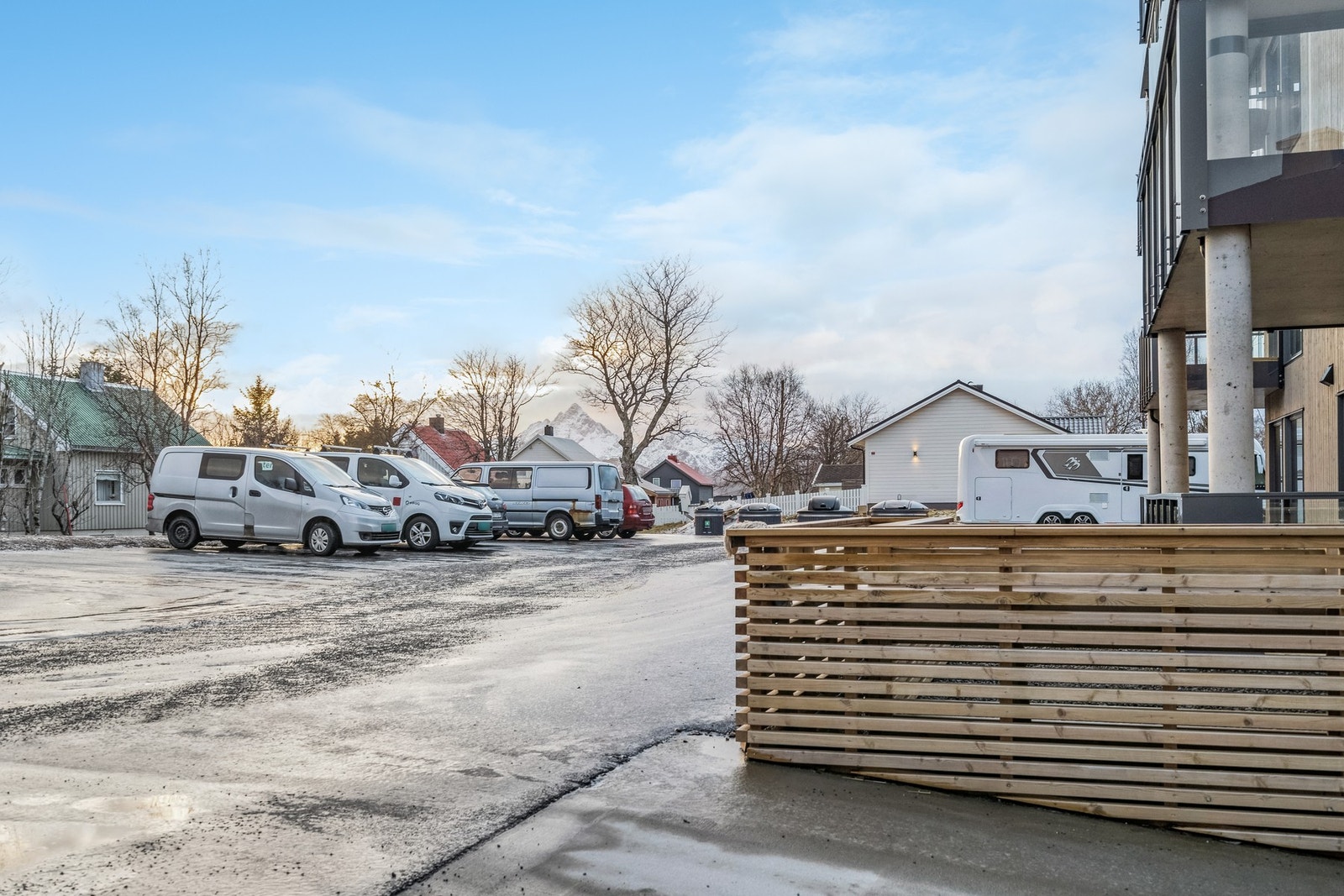 Felles parkering og Molok avfallssystem utenfor. Galleribilde