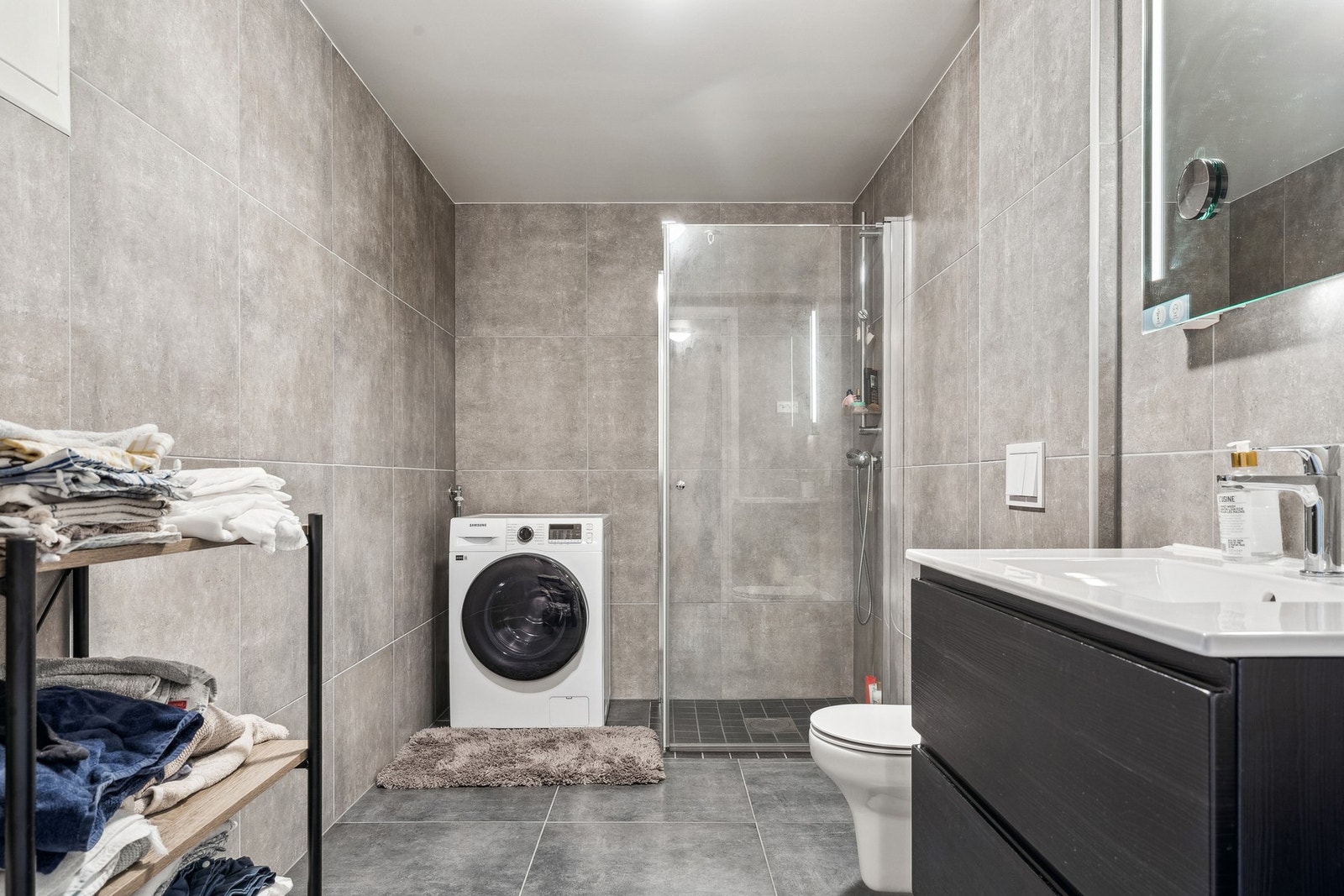 Lekkert bad/vaskerom som er komplett flislagt. Galleribilde