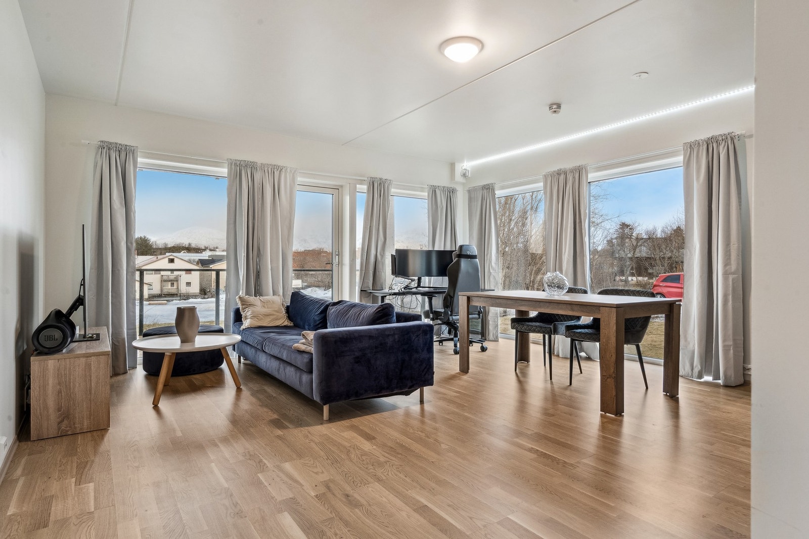 Stue med åpen løsning til kjøkken. Galleribilde