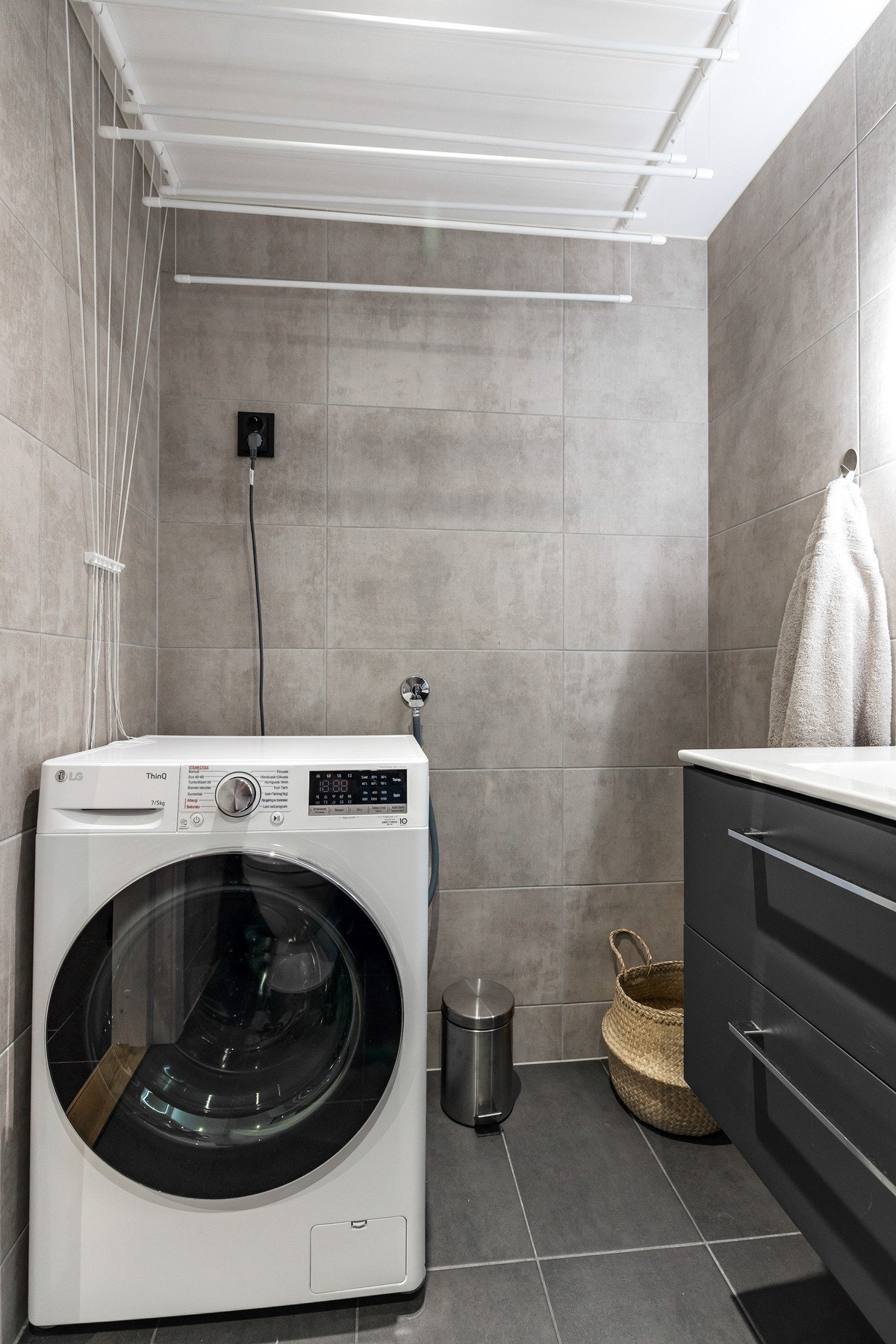 Rommet har mekanisk avtrekk og opplegg for vaskemaskin Galleribilde