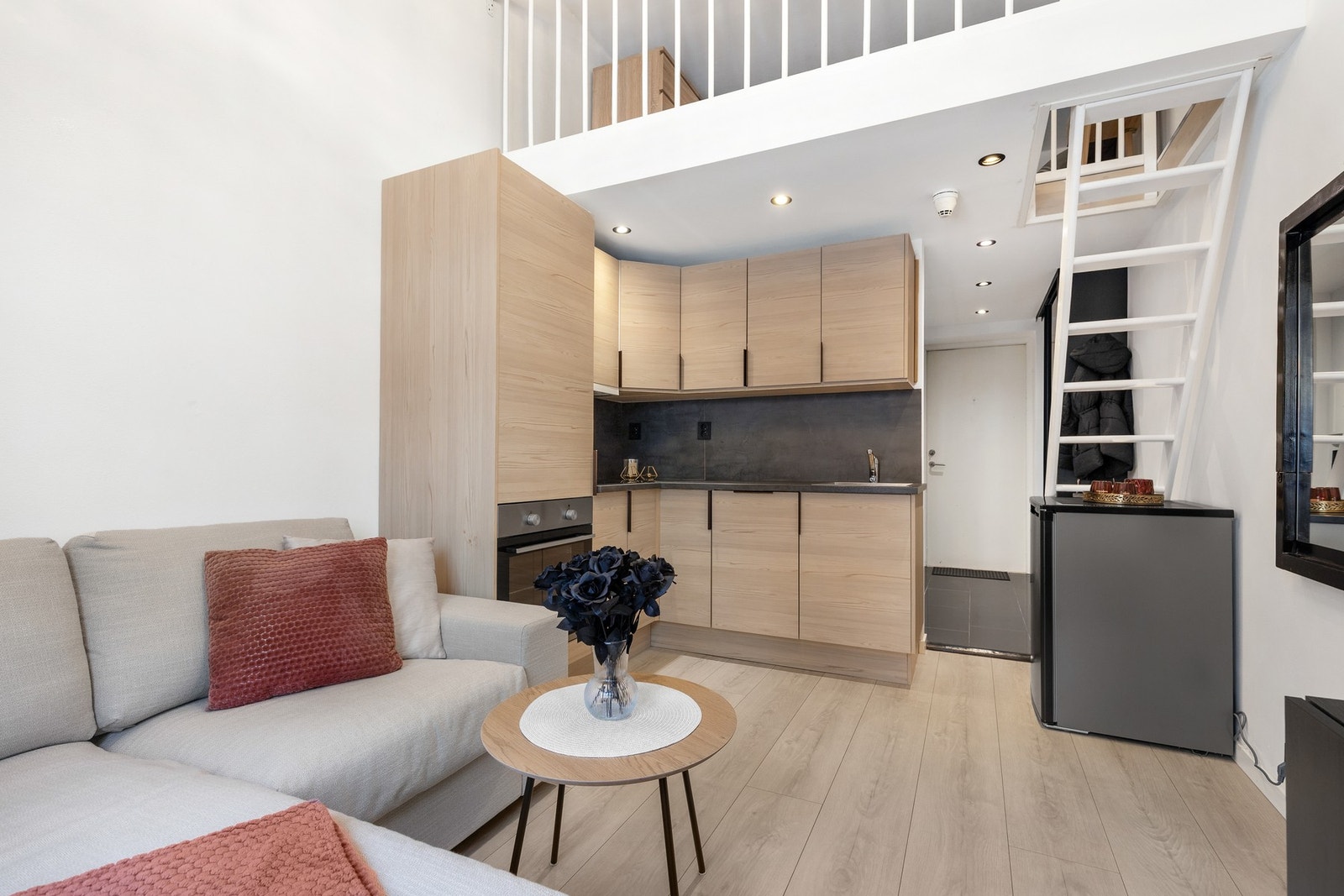 Pen kjøkkeninnredning fra 2020 med integrerte hvitevarer og komfyrvakt Galleribilde