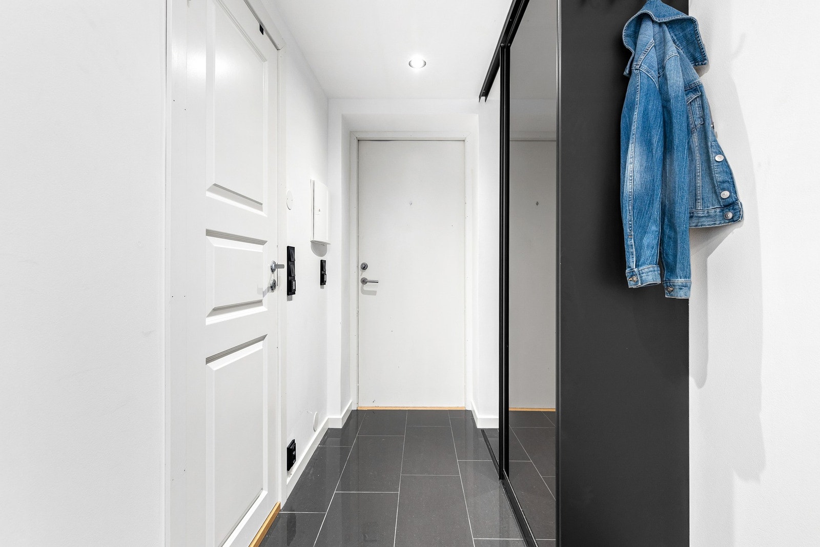 Fin entré/gang med fliser på gulv Galleribilde