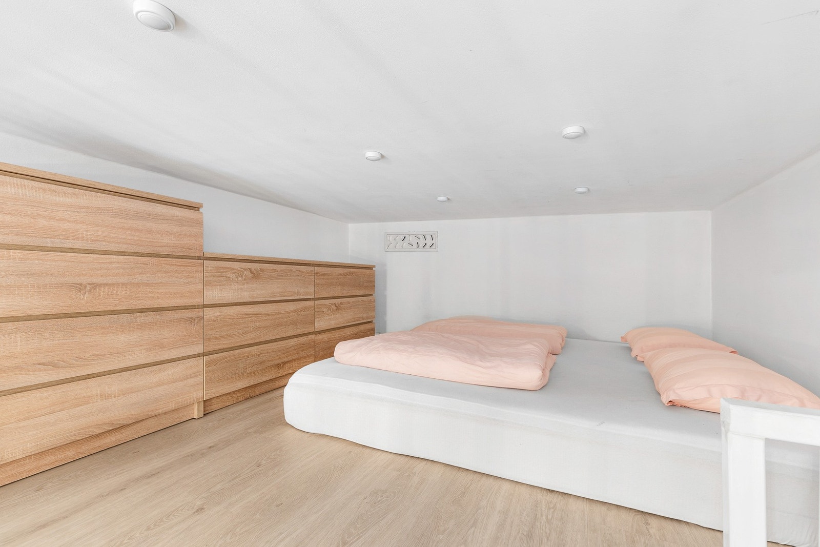 Hemsen fungerer som en sovealkove med plass til skuffeseksjoner Galleribilde