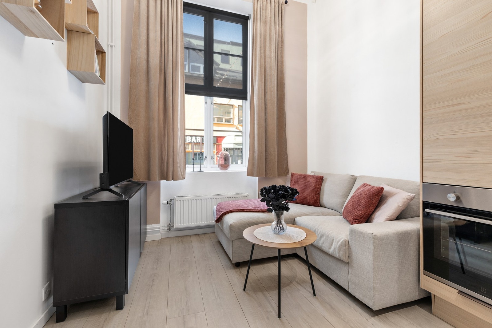 Lys og tiltalende stue med svært god takhøyde og stor vindusflate som slipper inn rikelig med naturlig lys Galleribilde