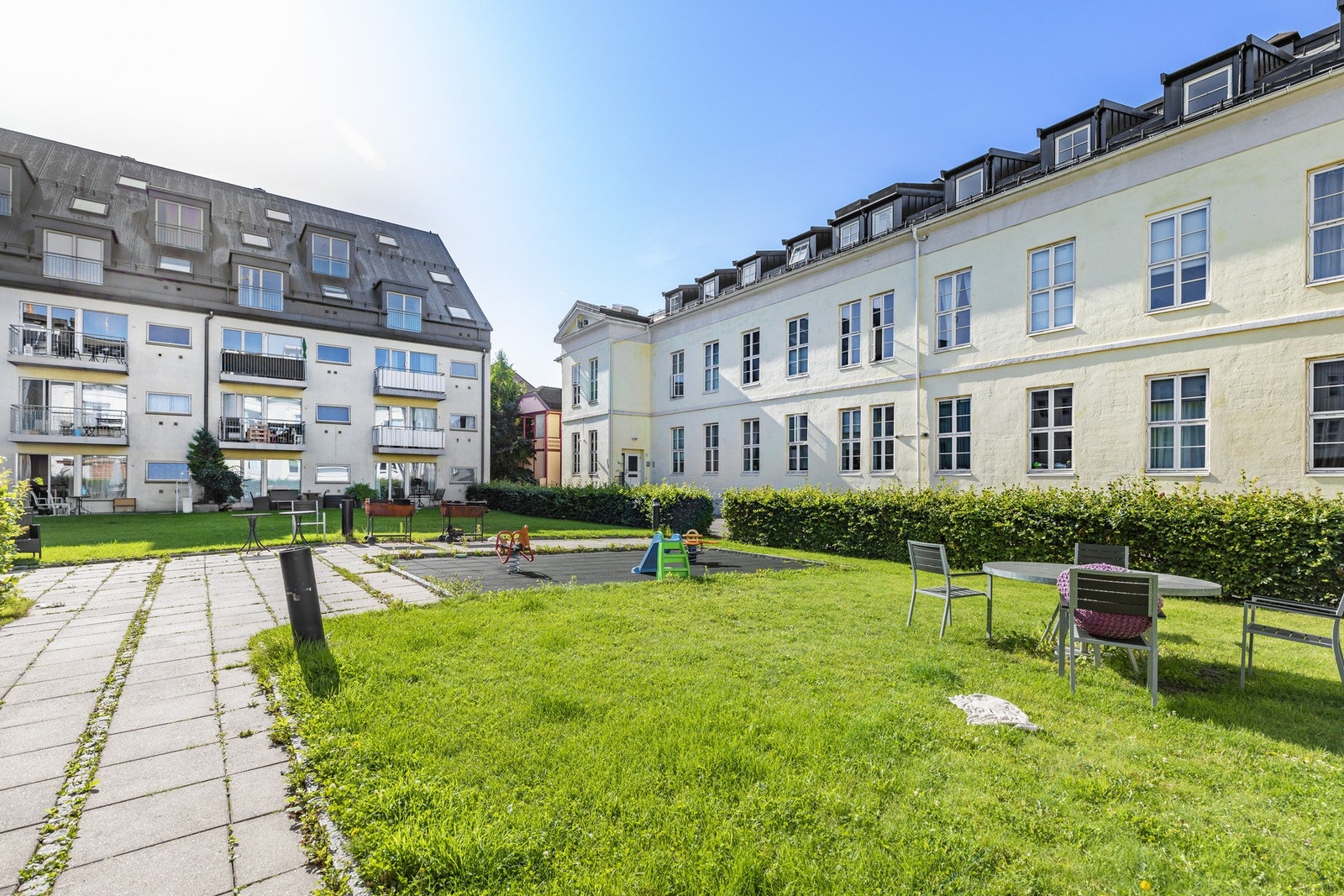 Bygget ble omgjort fra undervisningslokaler til leiligheter i 2004, og ble i den forbindelse betydelig oppgradert Galleribilde