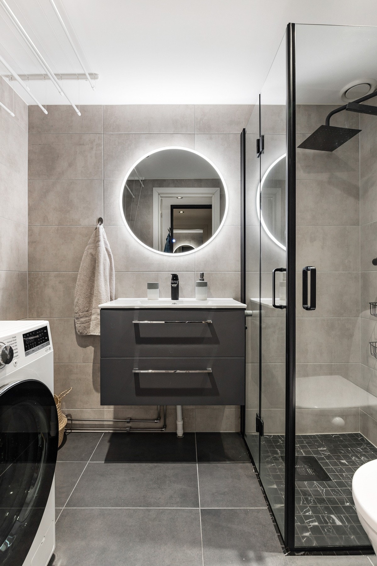 Badet er innredet med gulvstående toalett og dusjhjørne med innfellbare vegger, to-greps blandebatteri, takdusj og hånddusj Galleribilde