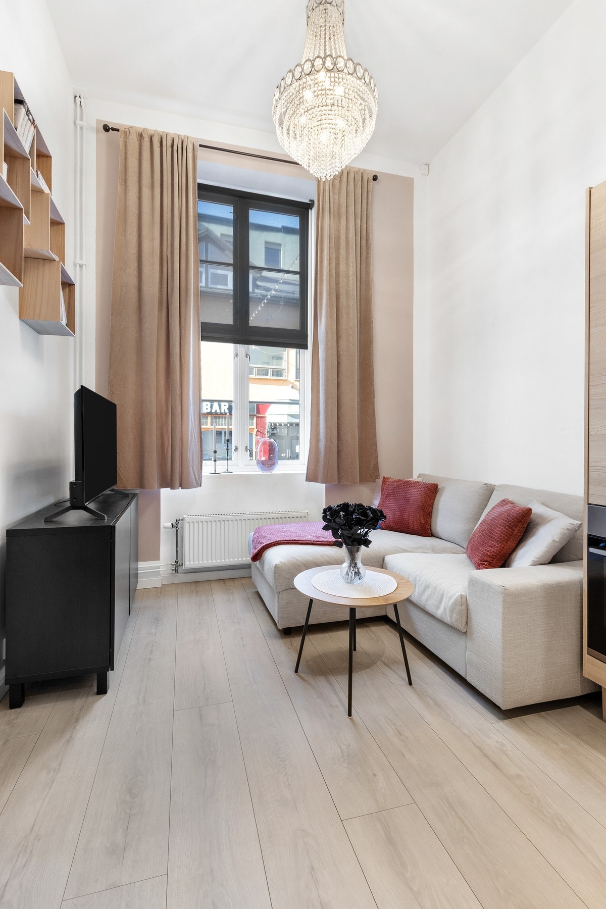 Det er fin plass til sofa og annet ønsket møblement Galleribilde