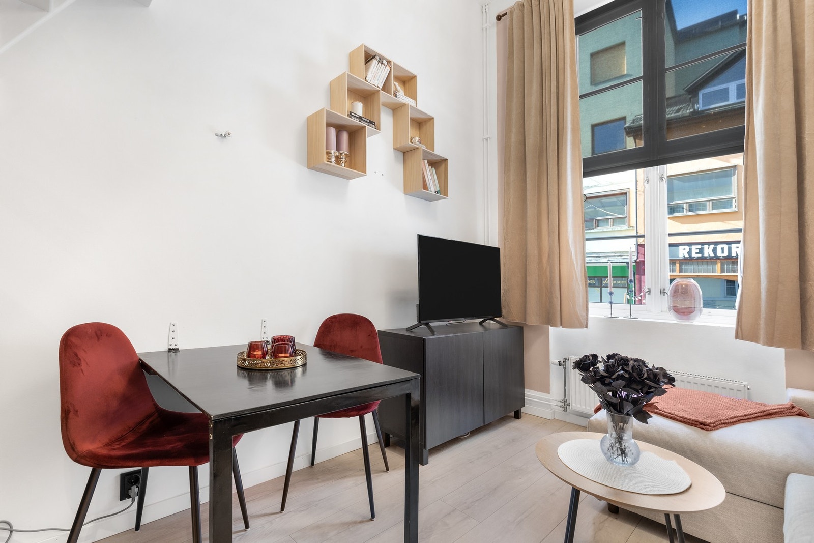 Ved siden av kjøkkenet er det montert en praktisk, vegghengt bordplate som enkelt kan felles opp eller ned etter behov Galleribilde