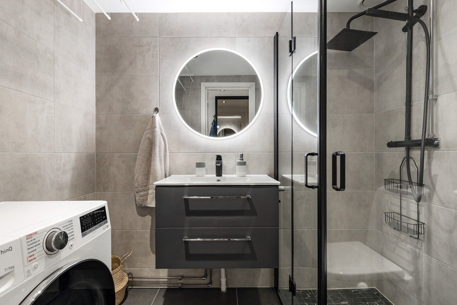 Helfliset bad oppgradert i 2020 med gulvvarme og downlights i himling Galleribilde