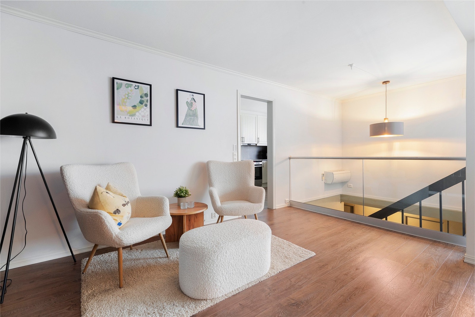 Stuen er lys og romslig. Galleribilde