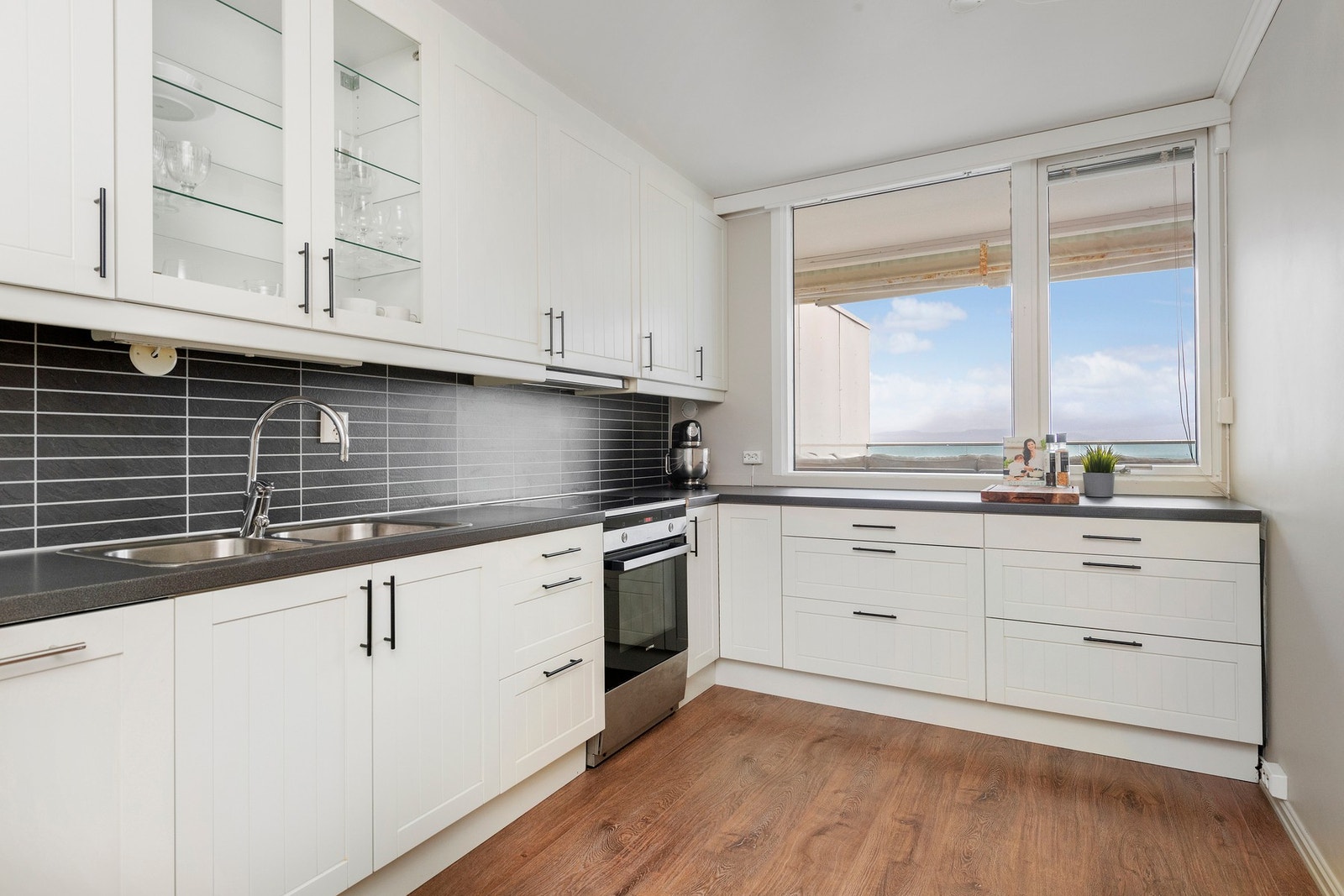 Lyst og pent kjøkken. Galleribilde