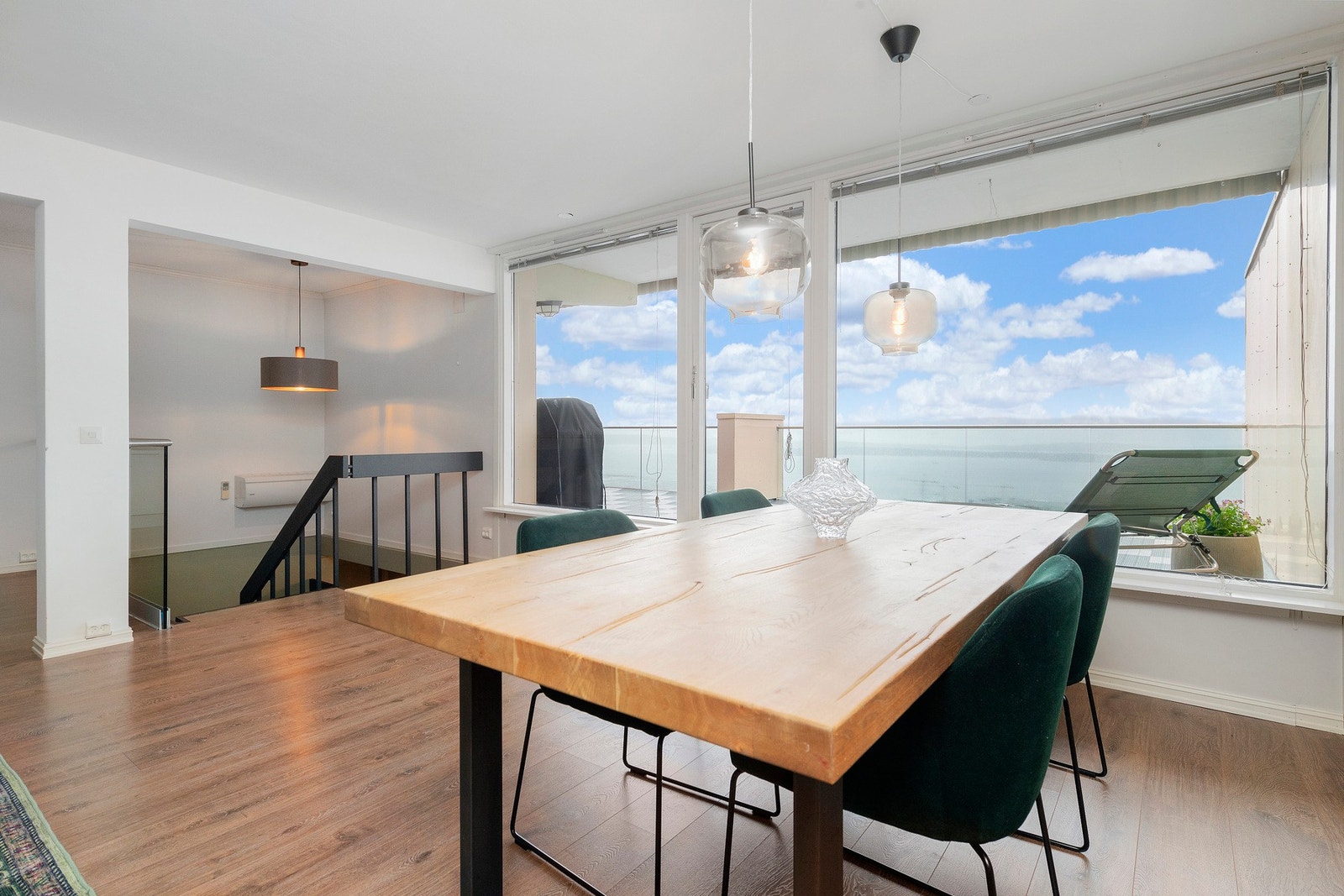 Stuen har flere møbleringsmuligheter, denne gir god utsikt fra spisestuen. Galleribilde